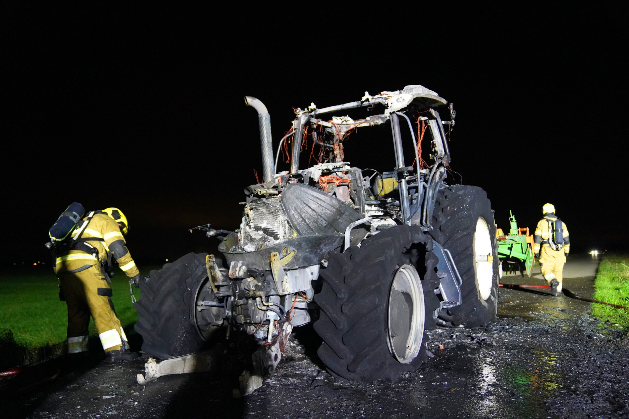 Tractor vliegt in brand, bestuurder ongedeerd