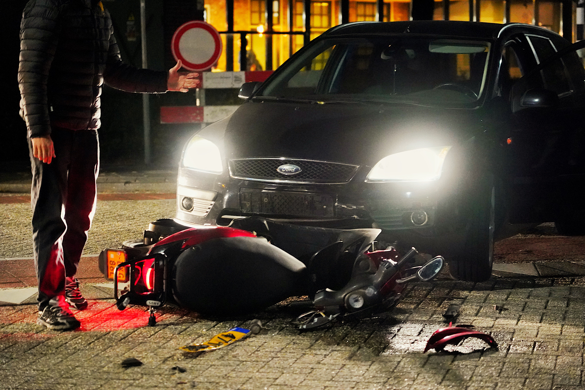 Automobilist onder invloed rijdt scooterrijder omver