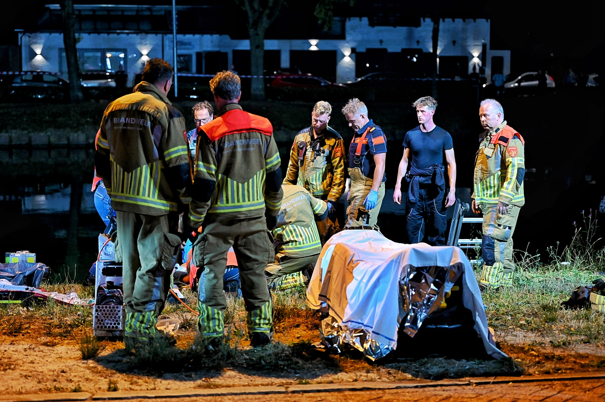 Brandweerduikers halen man uit kanaal, slachtoffer gereanimeerd