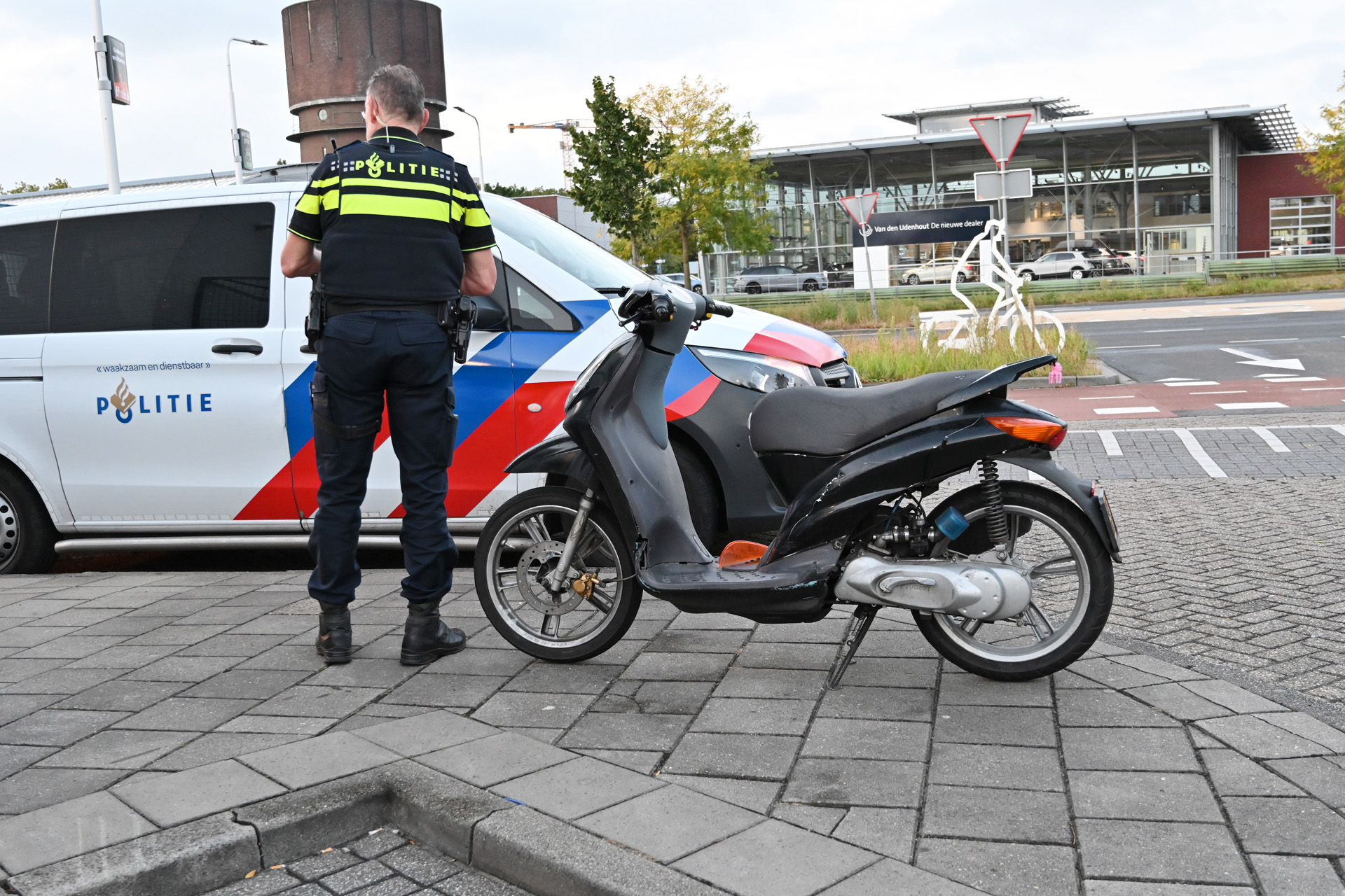 Scooterrijder gewond na botsing met bestelbus