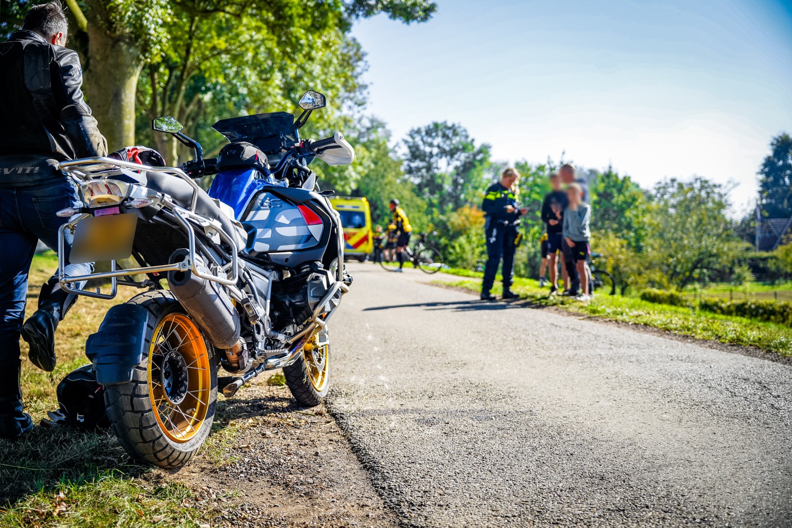 Wielrenner gewond na botsing met motor
