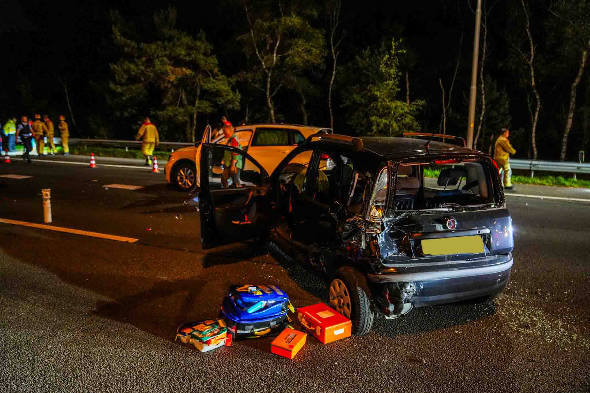 Snelweg dicht na ongeval met auto’s en motor