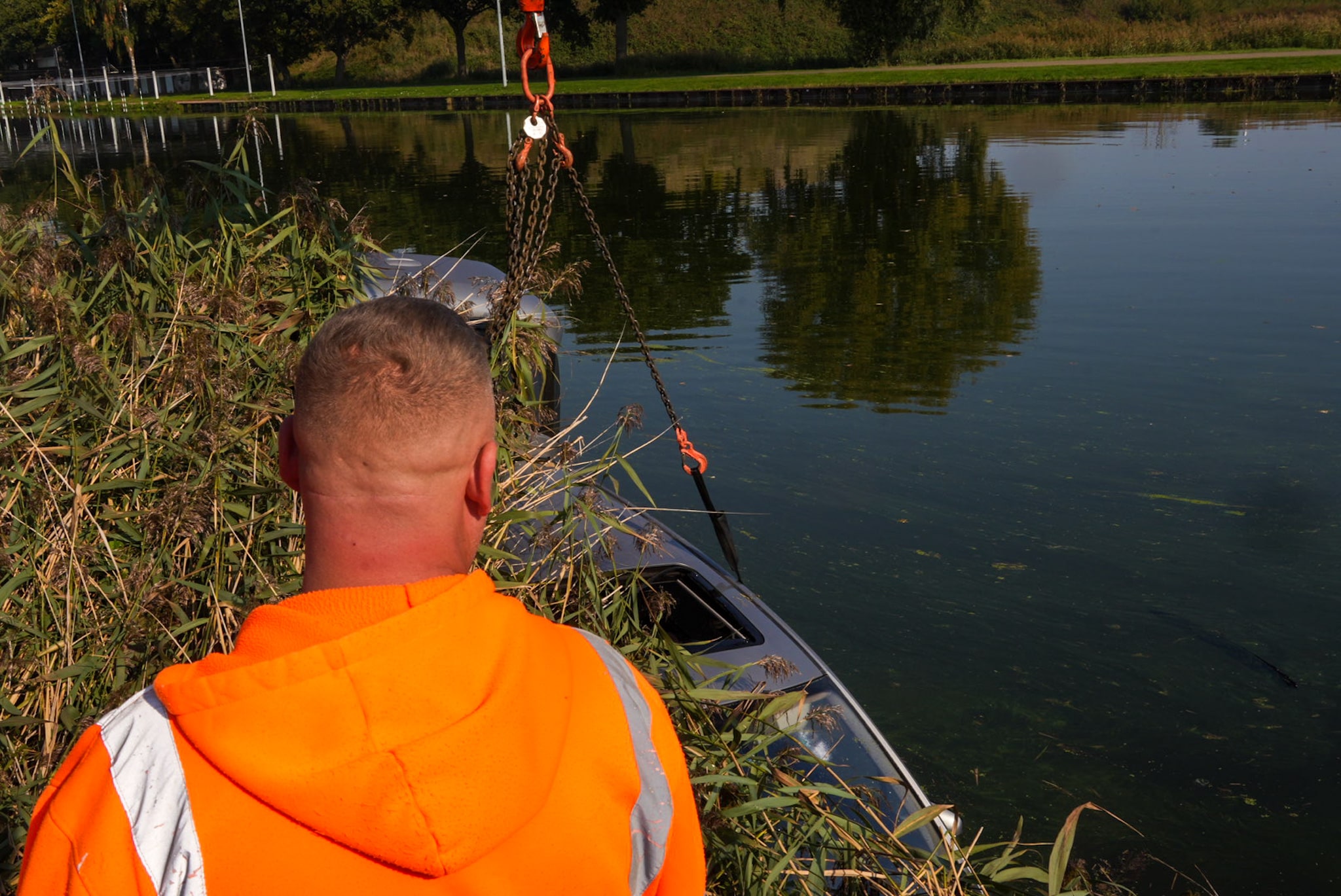 Auto te water in kanaal, weg afgesloten voor berging