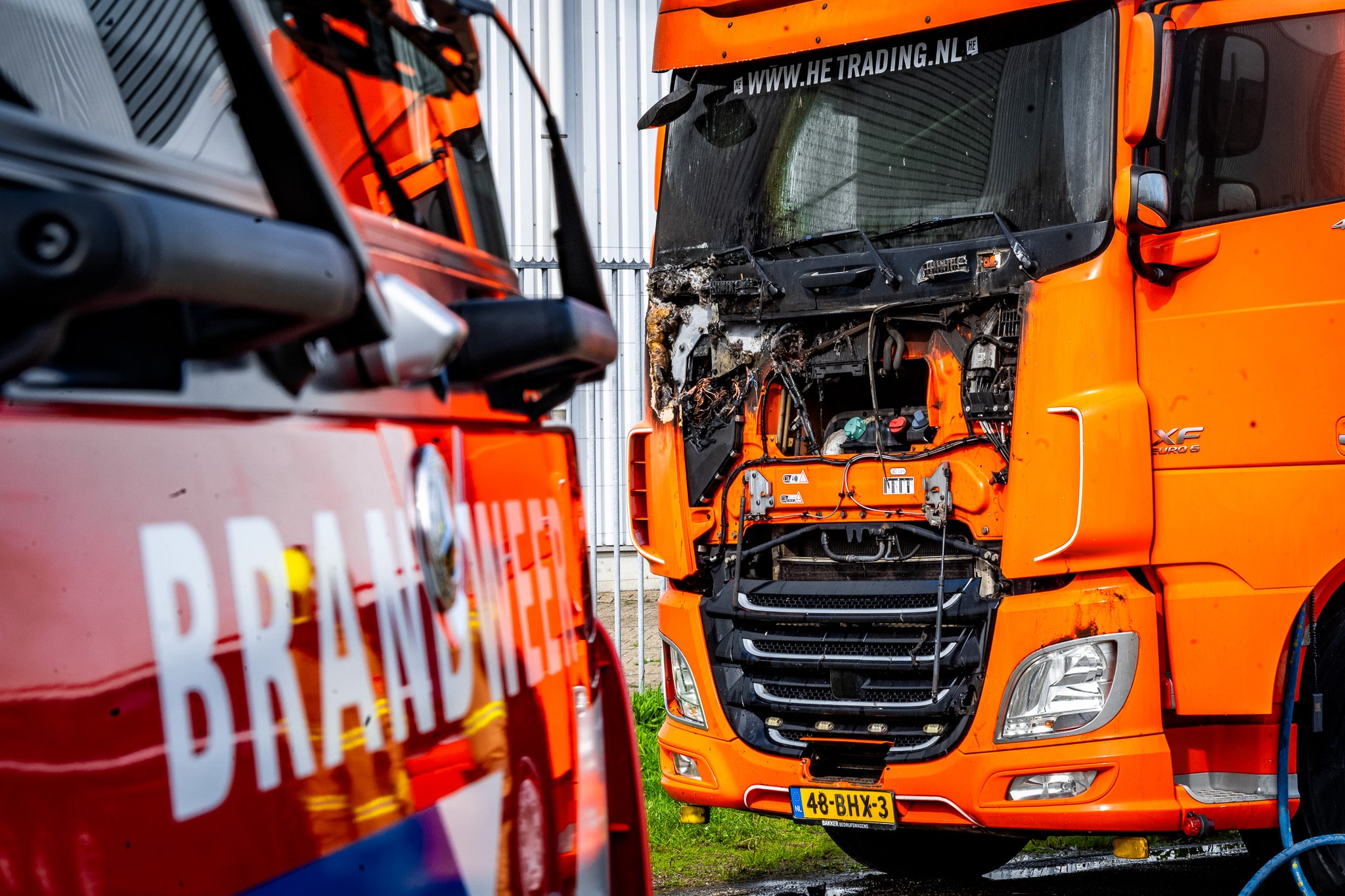 Vrachtwagen loopt zware schade op door brand in motorruimte