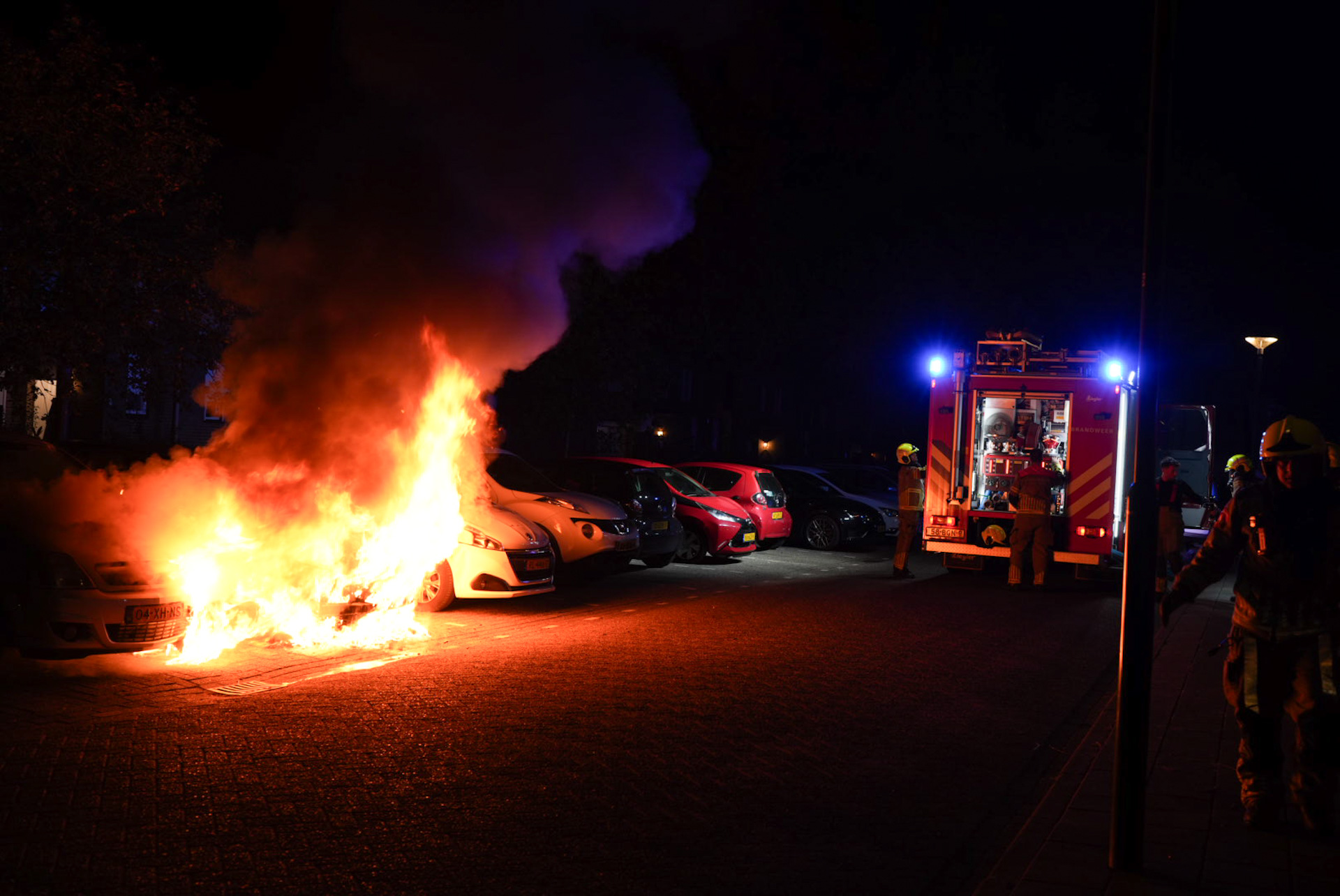 Drie auto’s door brand beschadigd, politie onderzoekt brandstichting