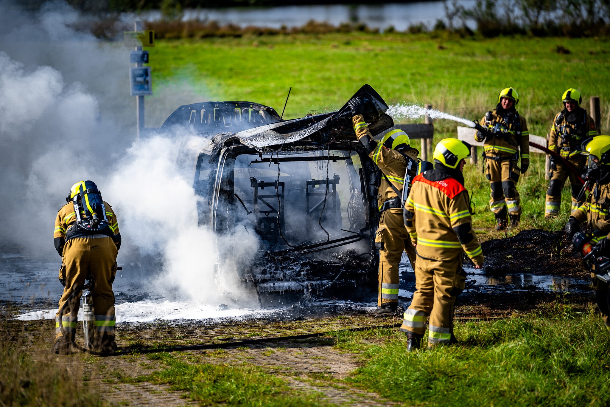 Bestelbus brandt volledig uit op parkeerplaats bij wandelgebied