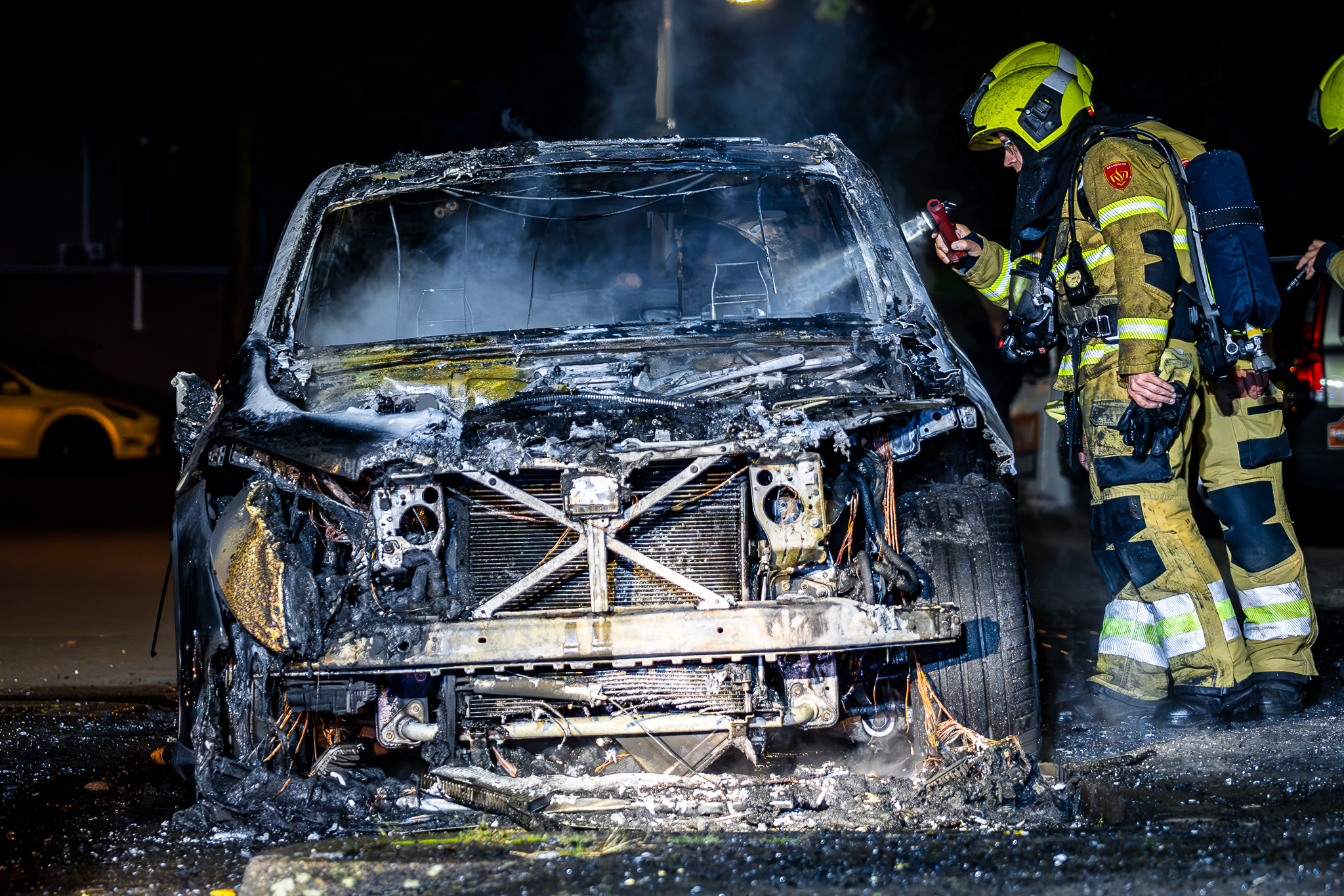 Geparkeerde auto uitgebrand, omwonenden zien dader weglopen