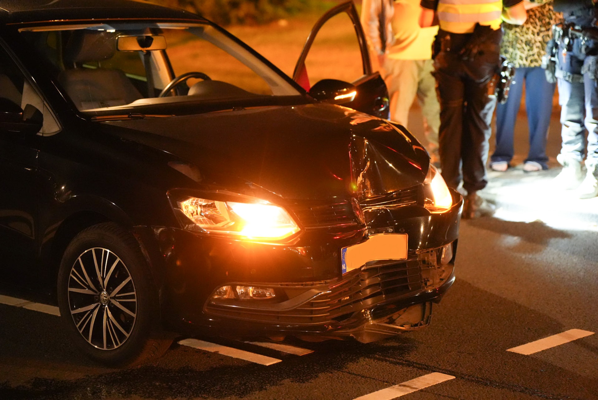 Auto botst tegen lantaarnpaal, bestuurder lichtgewond