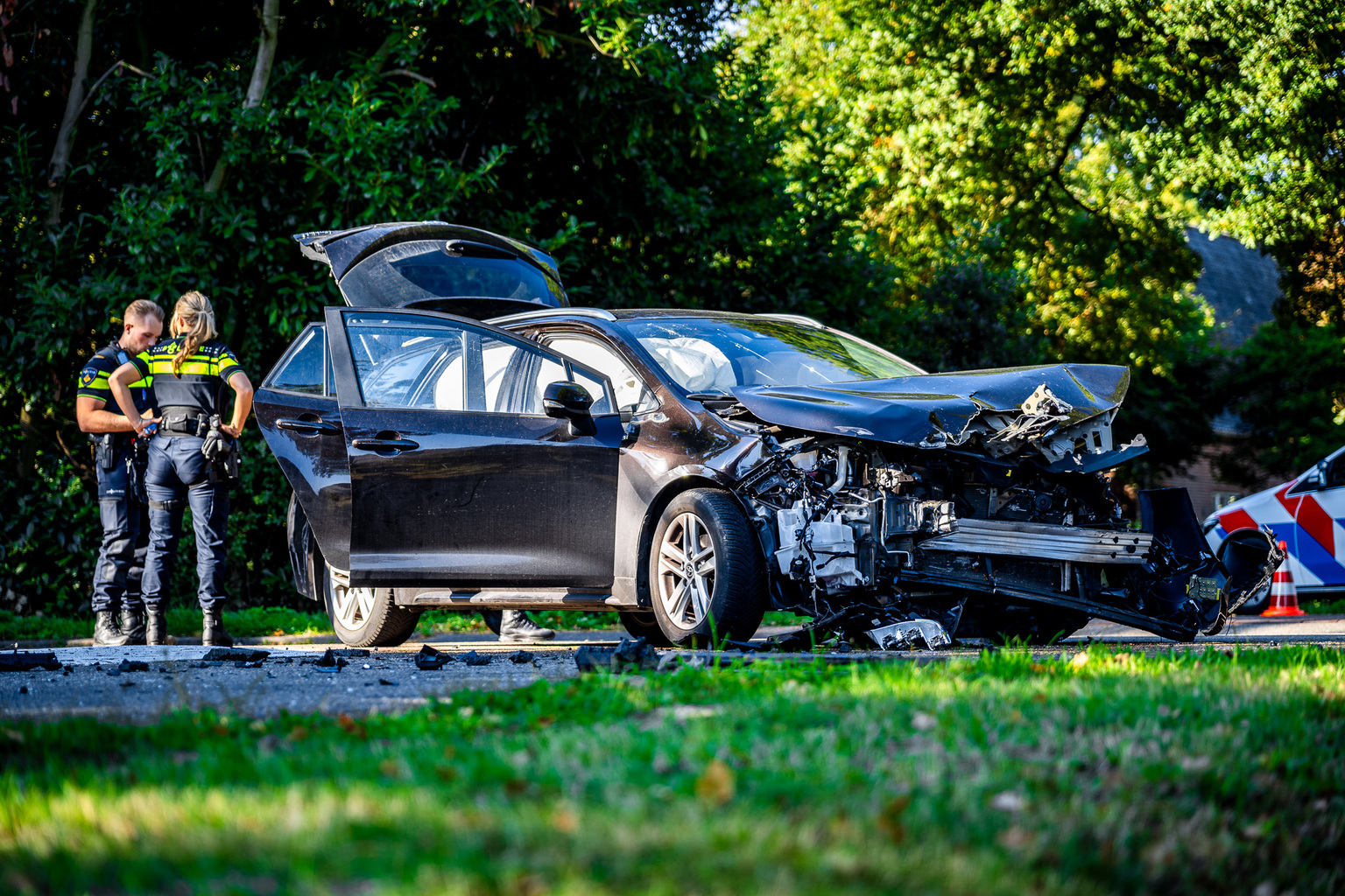 Moeder en kinderen naar ziekenhuis na aanrijding, één persoon aangehouden