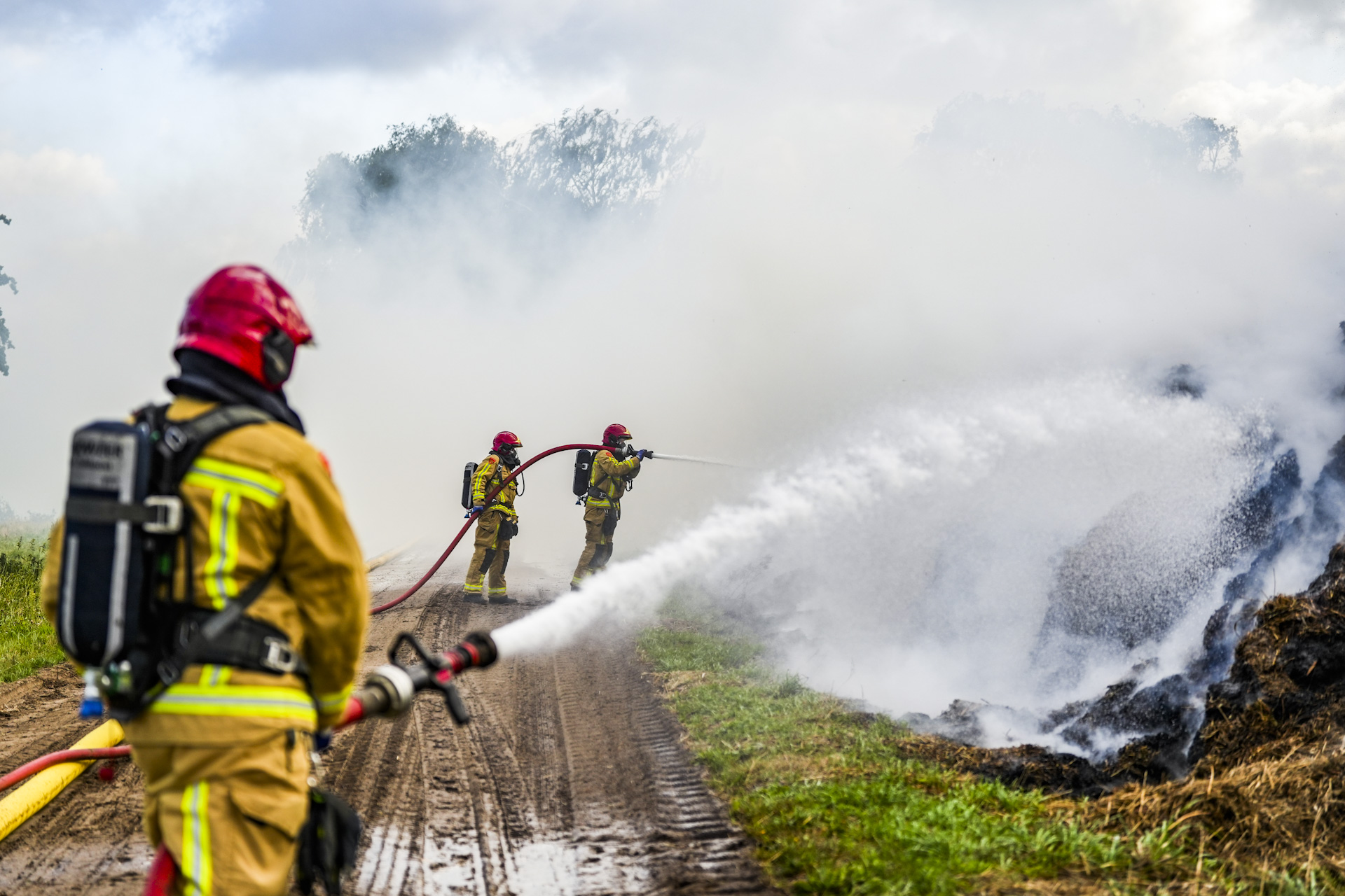 Maaisel in brand op buitengebied: veel rookontwikkeling