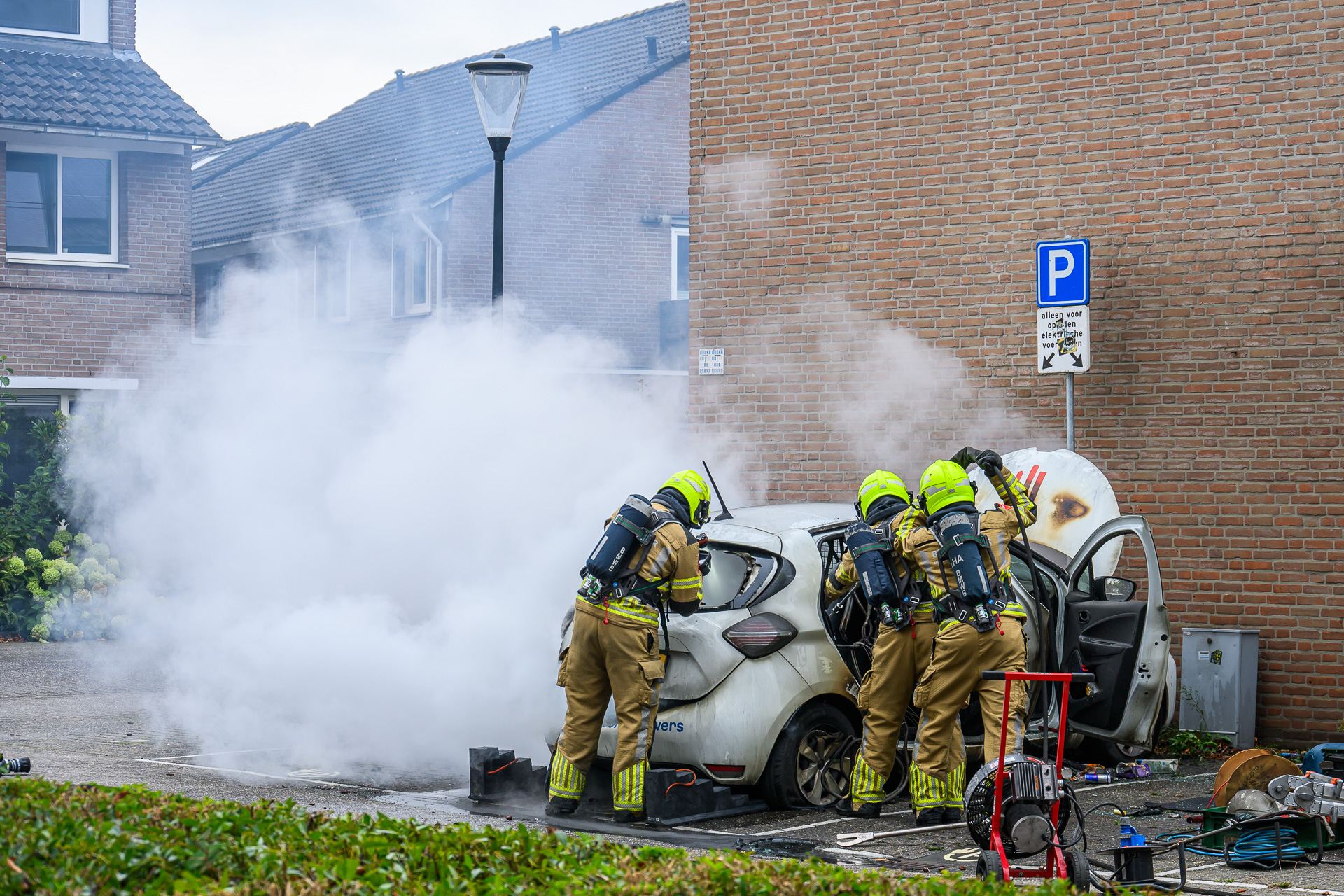 Elektrische auto vliegt in brand, brandweer past nieuwe blusmethode toe