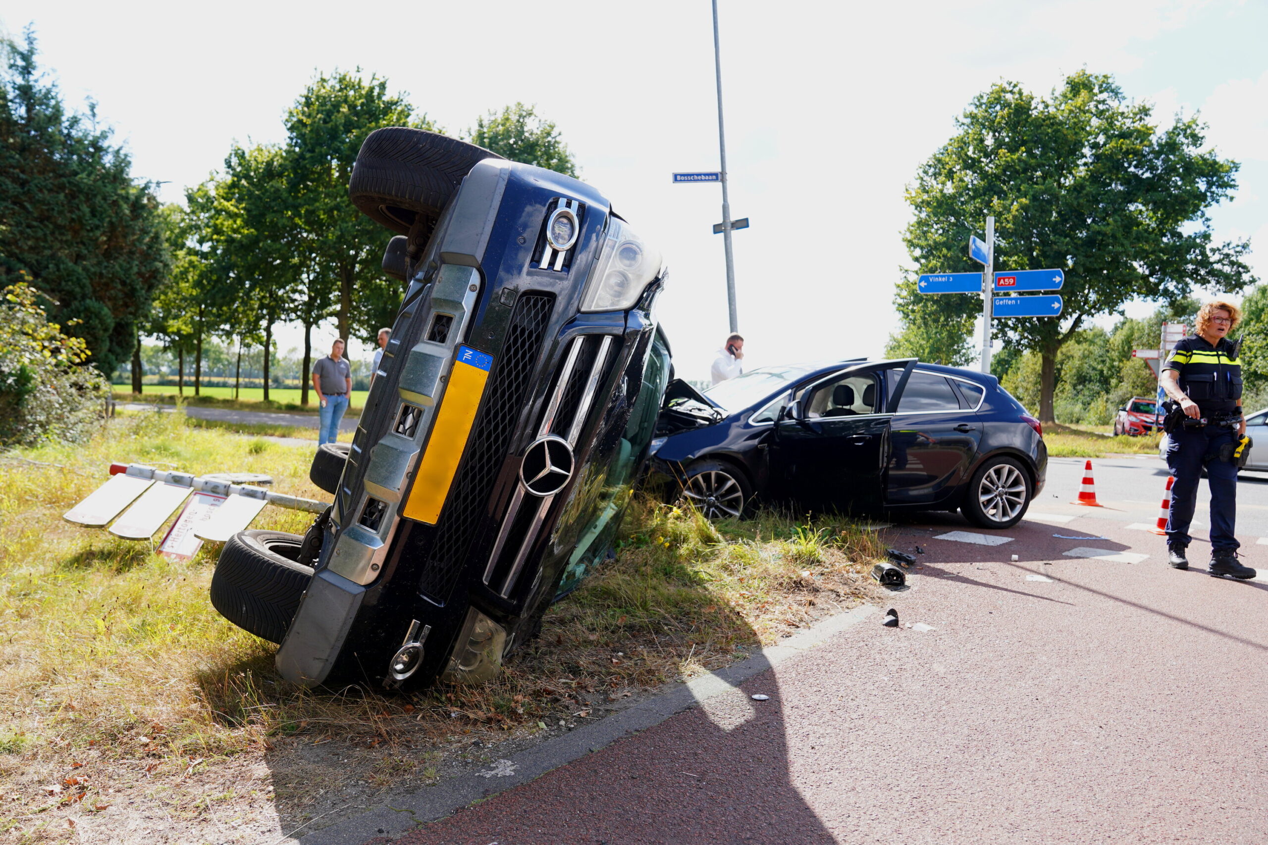 Auto belandt op zijkant na aanrijding