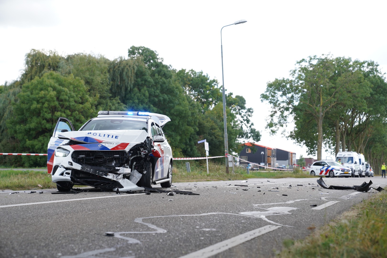 Politieauto betrokken bij aanrijding, moeder en kind naar ziekenhuis