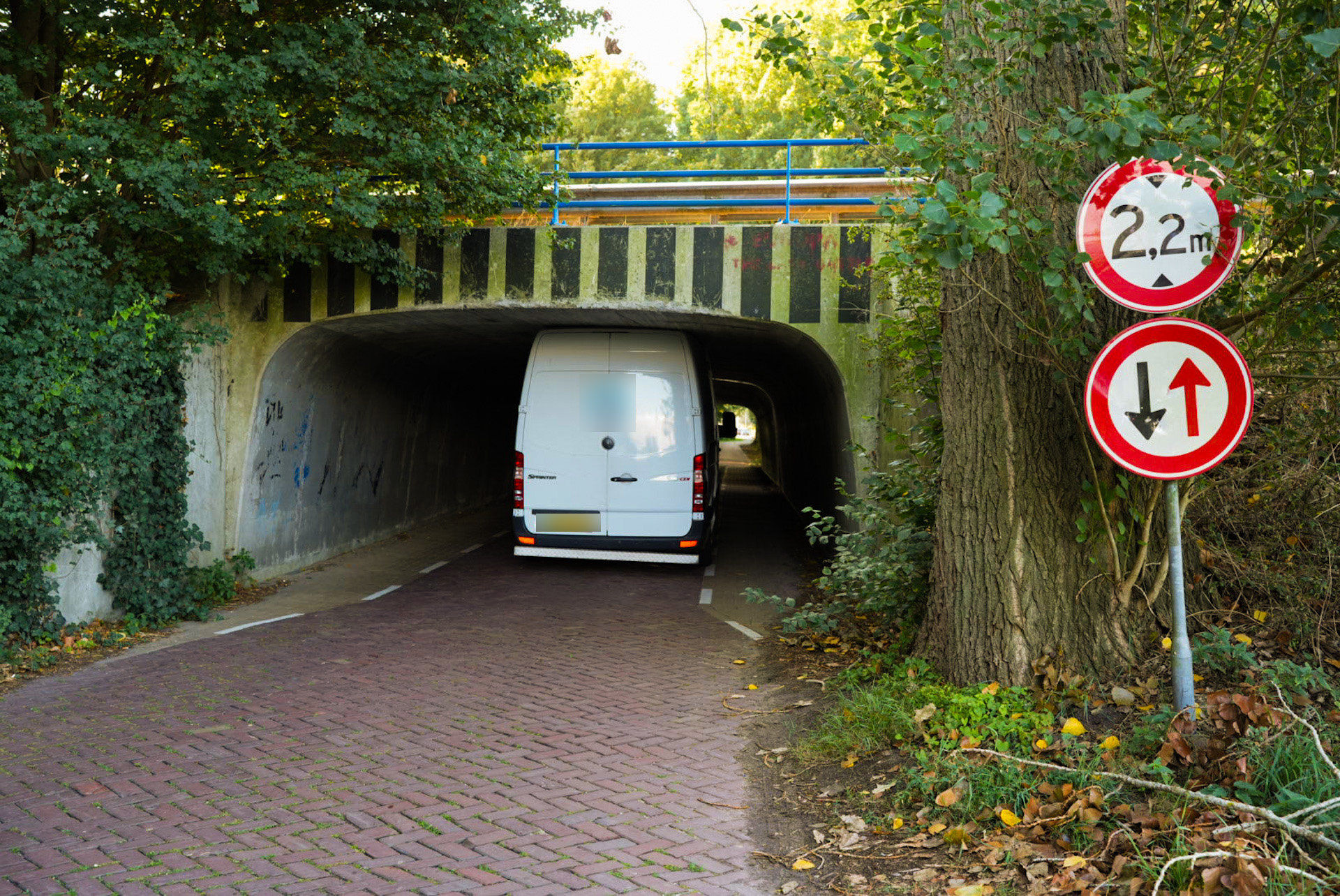 Hoogte verkeerd ingeschat: busje klem onder viaduct van snelweg