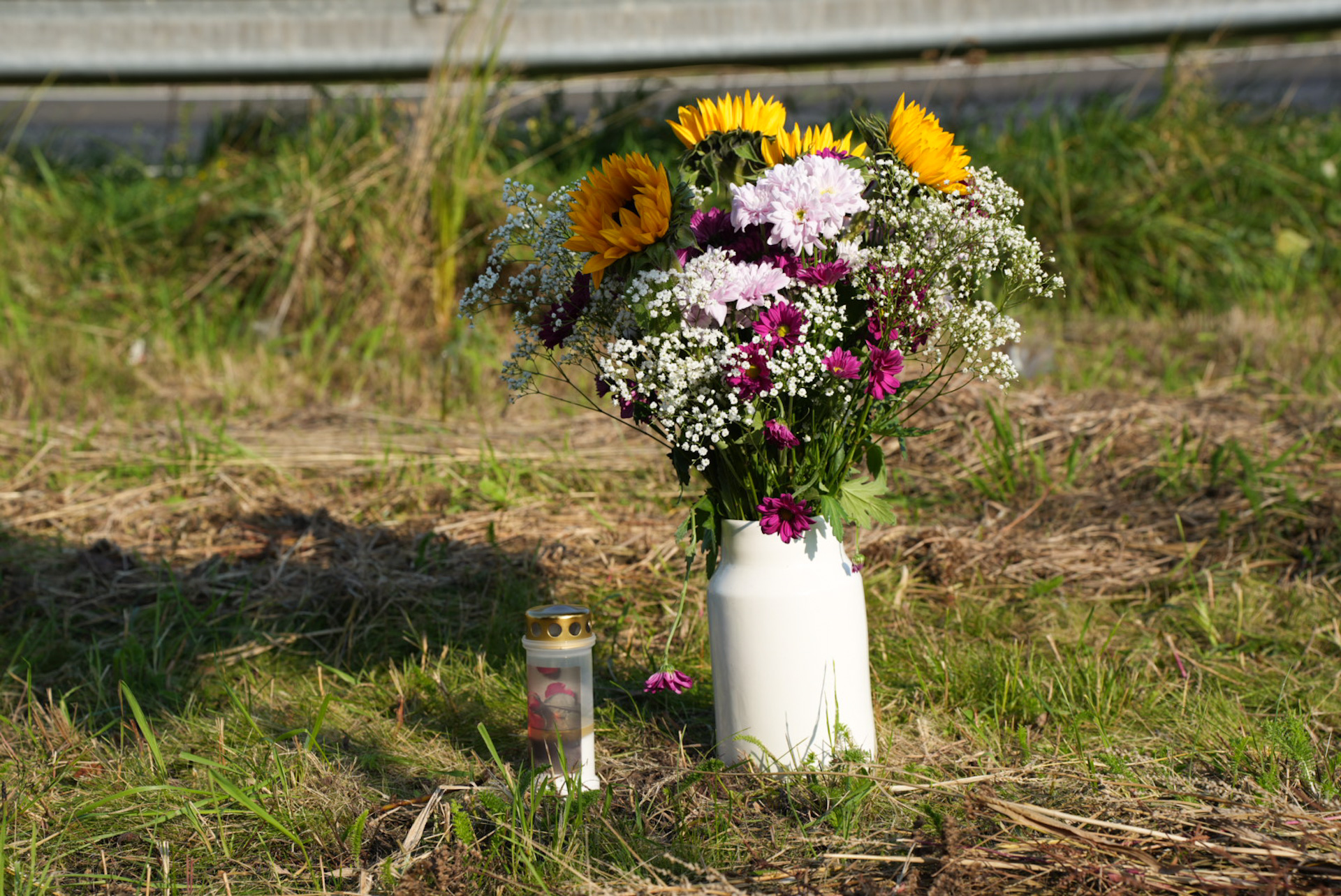 Bloemen neergelegd bij plek dodelijk ongeval waarbij vrouw snelweg over stak