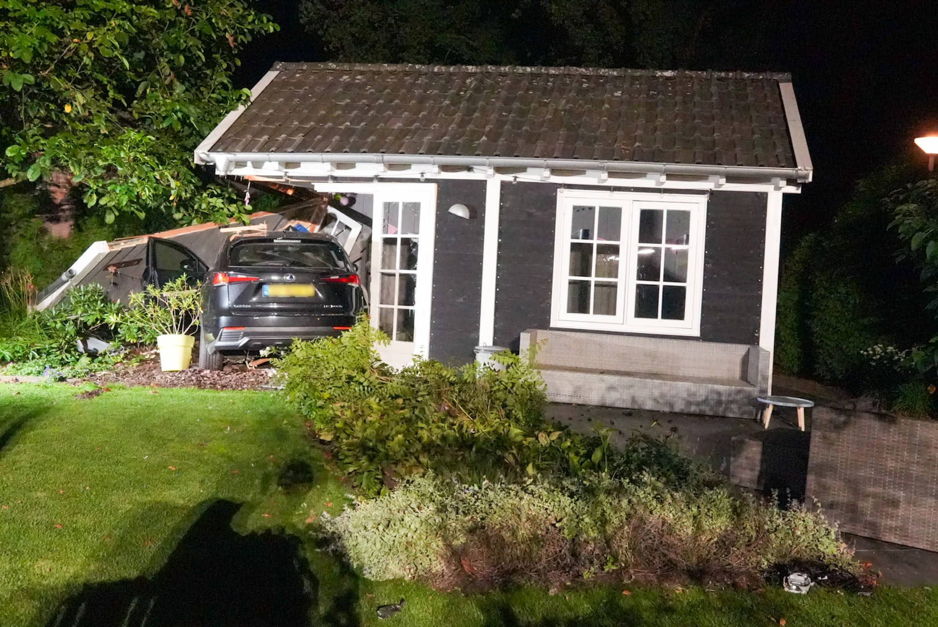 Enorme ravage van 300 meter na ongeval, automobilist eindigt in tuinhuisje