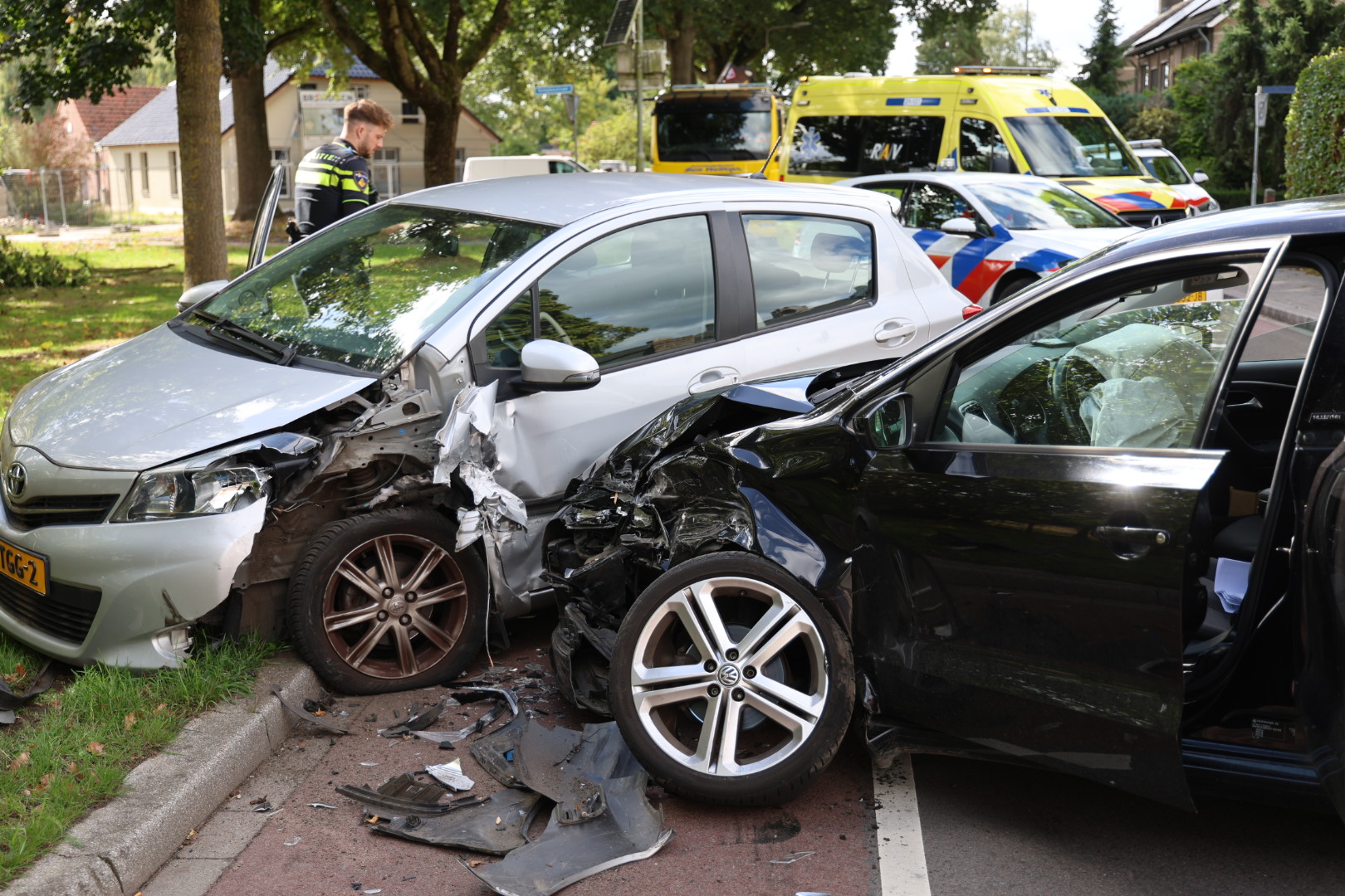 Bestuurder gewond bij frontale botsing, andere aangehouden