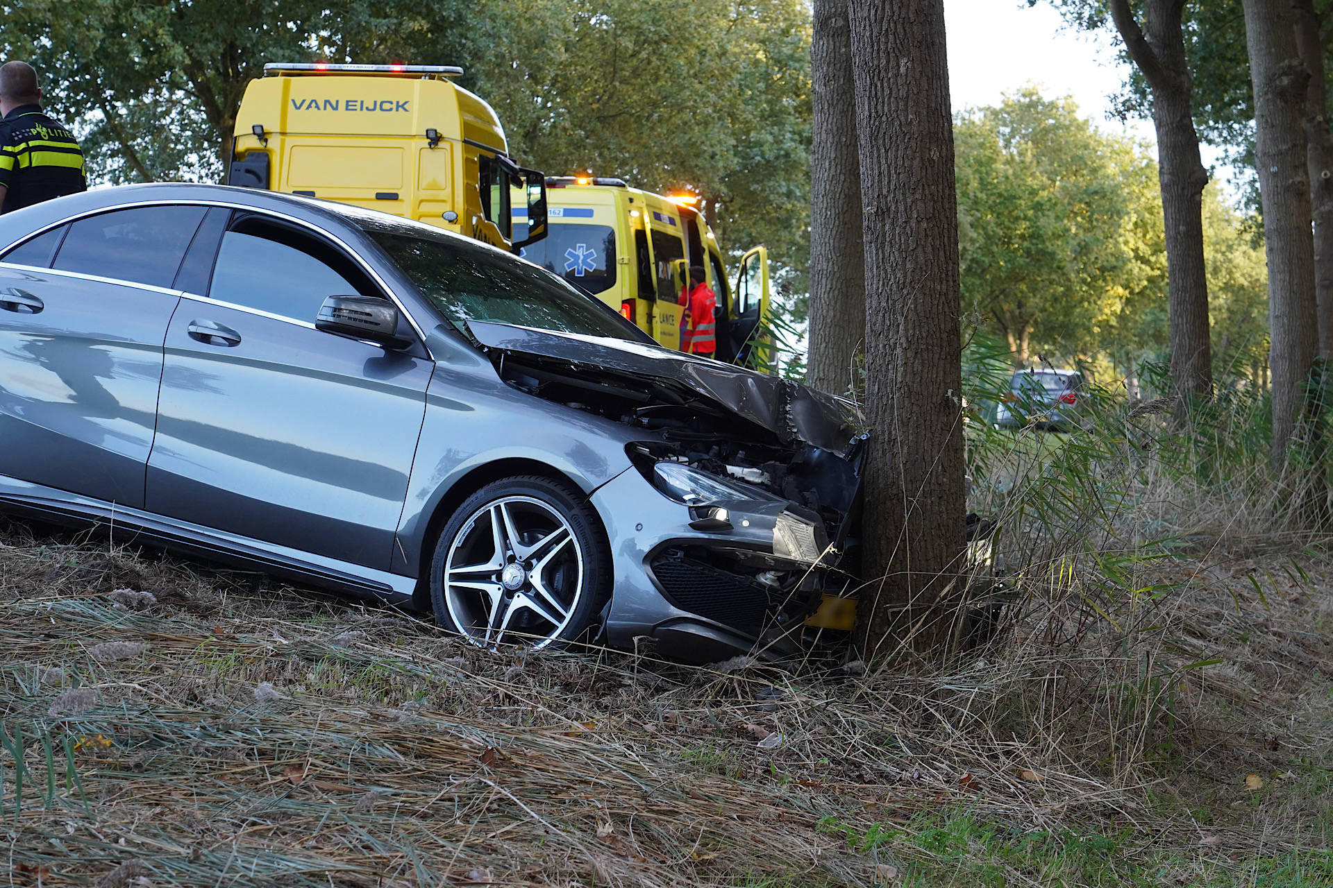 Auto met aanhanger botst tegen boom, één gewonde