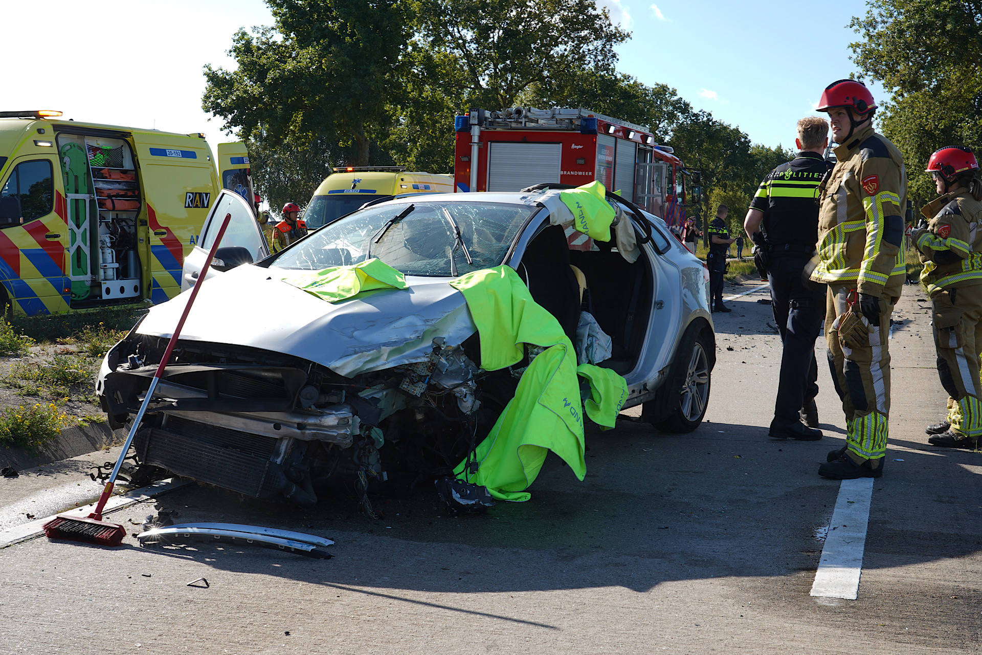 Bestuurders zwaargewond door frontale botsing