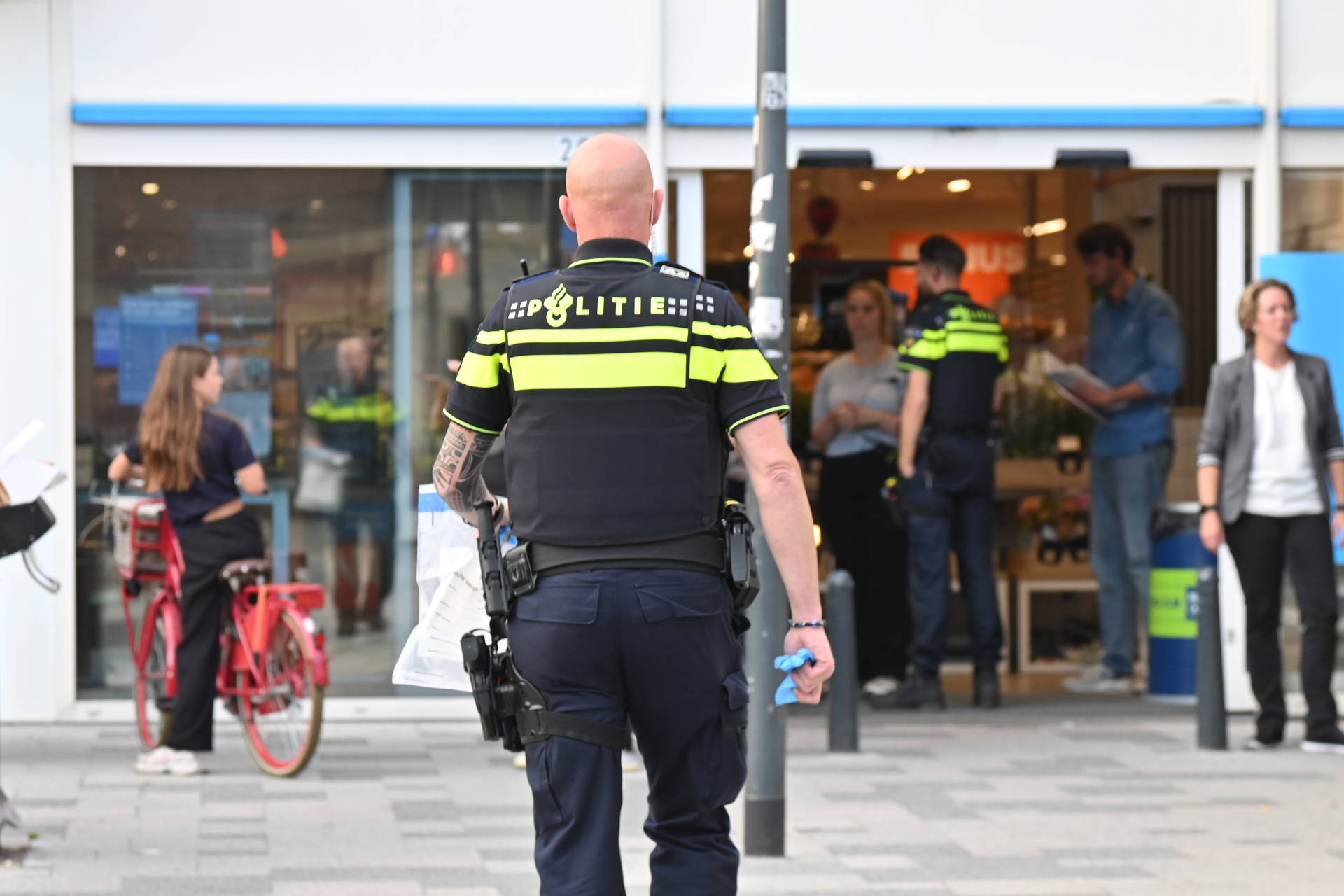 Man (35) spuit met aanmaakolie in supermarkt, brandweer ingezet