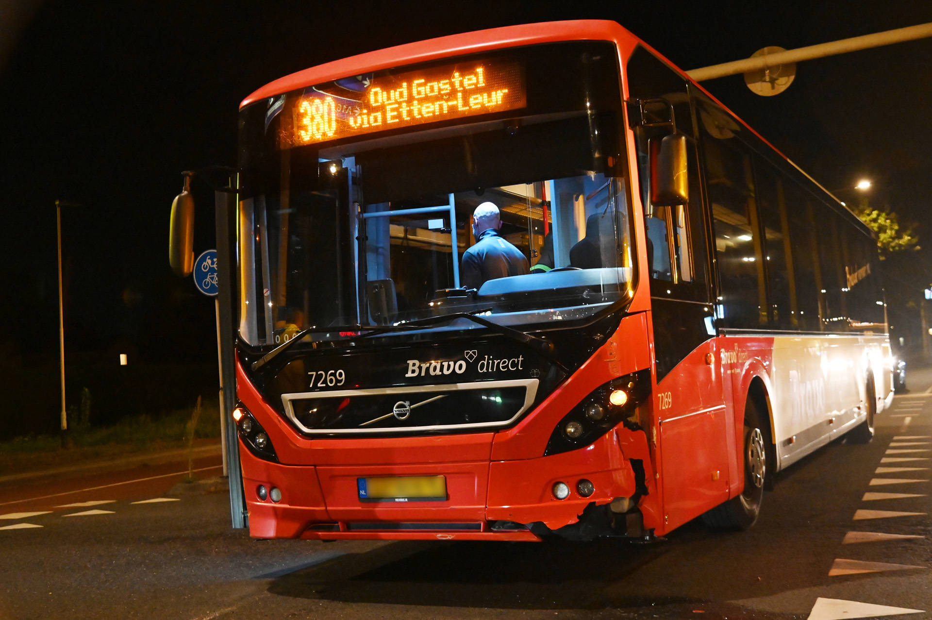 Stadsbus rijdt tegen auto aan