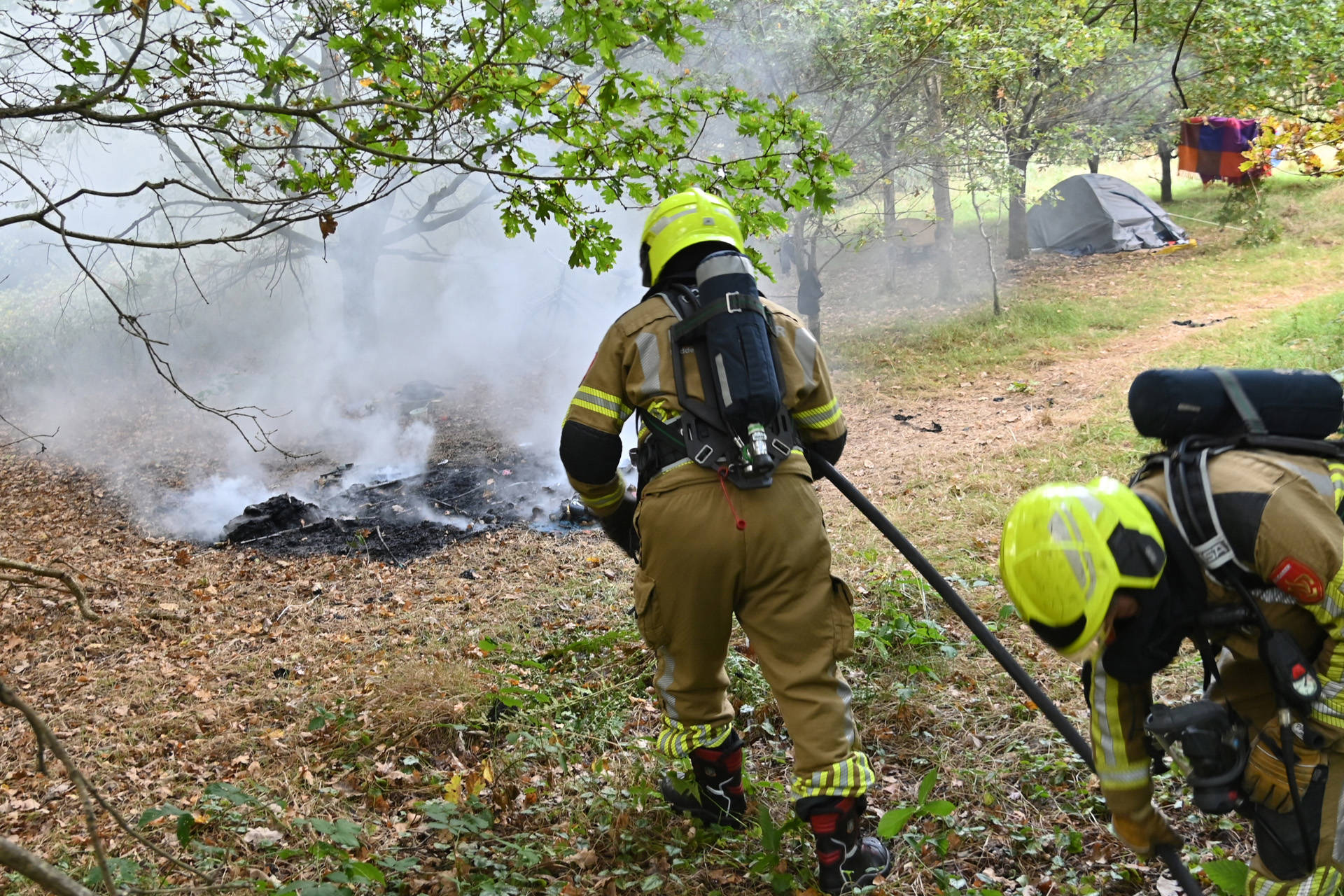 Tenten van vermoedelijk daklozen in brand door gasfles