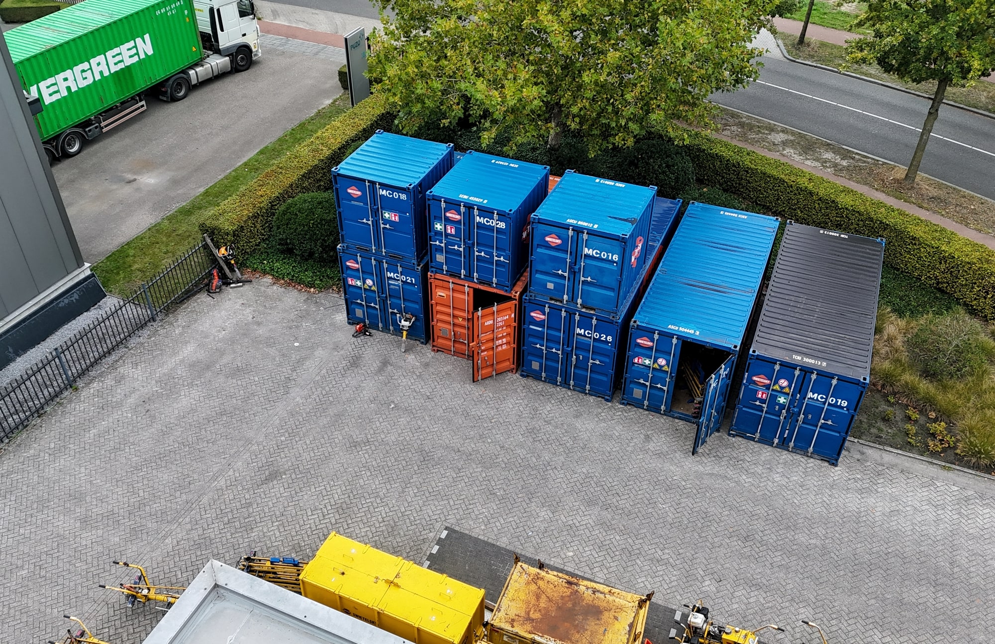 Inbraak bij gereedschapcontainers, kostbaar materiaal gestolen