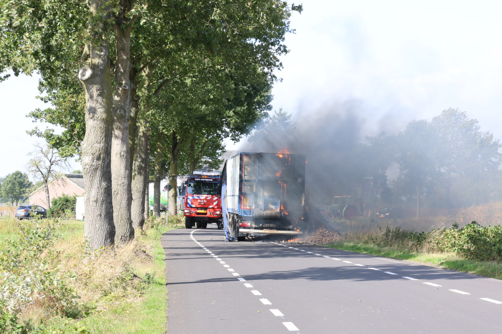 Vrachtwagen met aardappels vliegt in brand