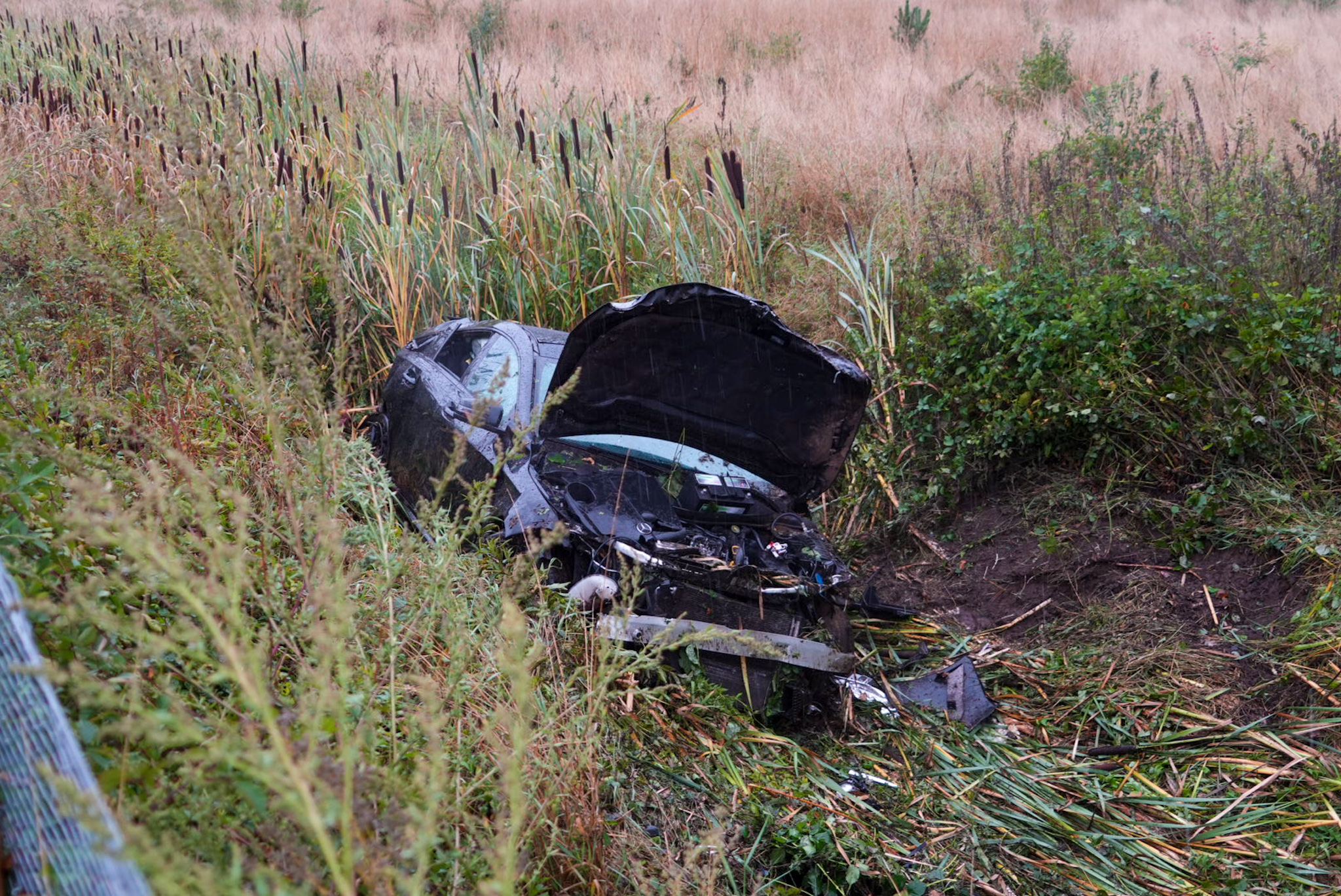 Auto raakt van weg en belandt in sloot: drie gewonden