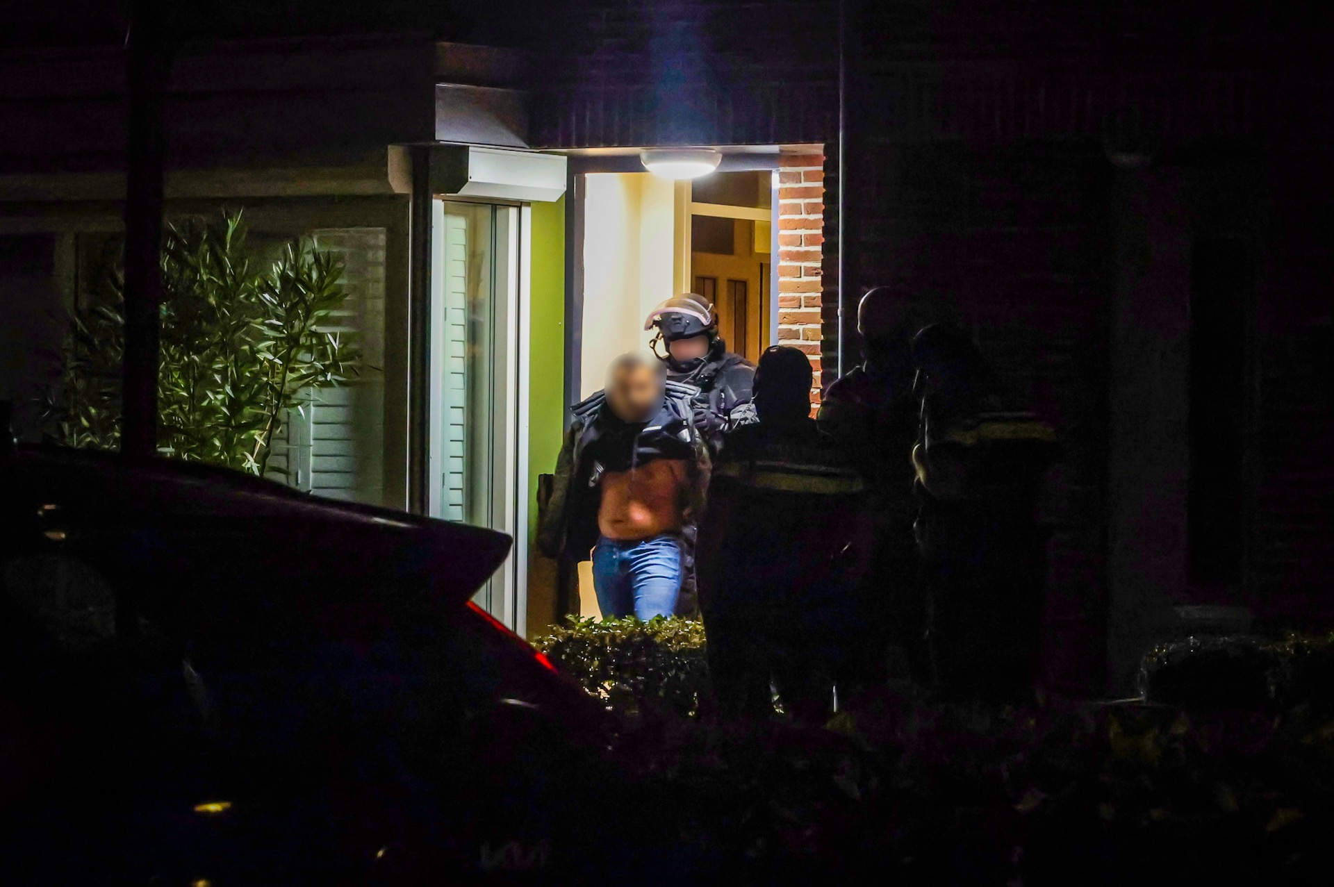 Arrestatieteams slaan tegelijk toe op verschillende adressen, onderzoek naar drugshandel en witwassen