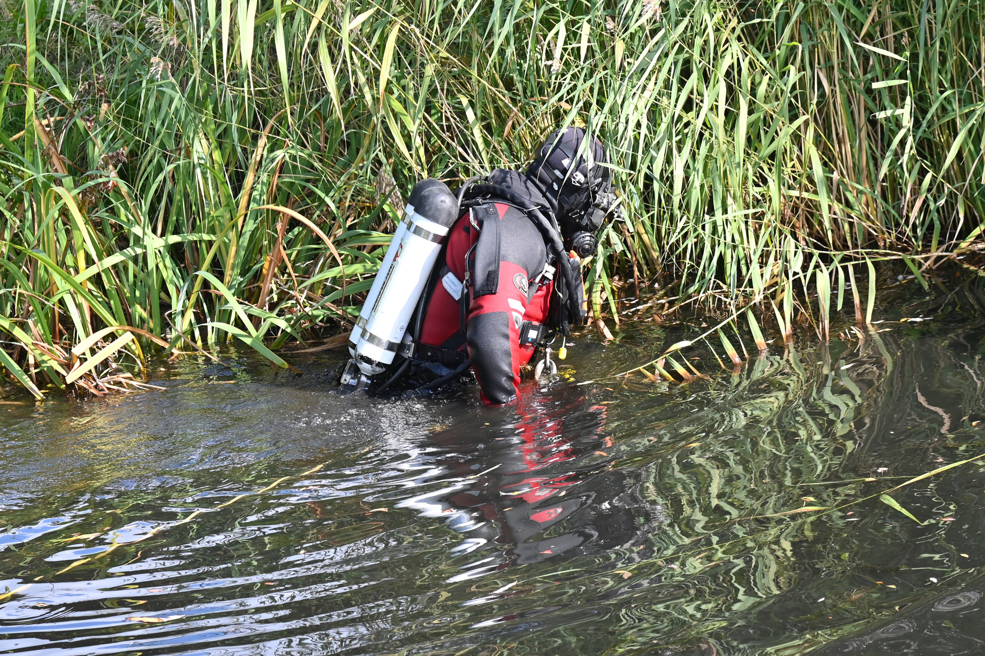 Kleding gevonden bij vijver, duikers zoeken in water