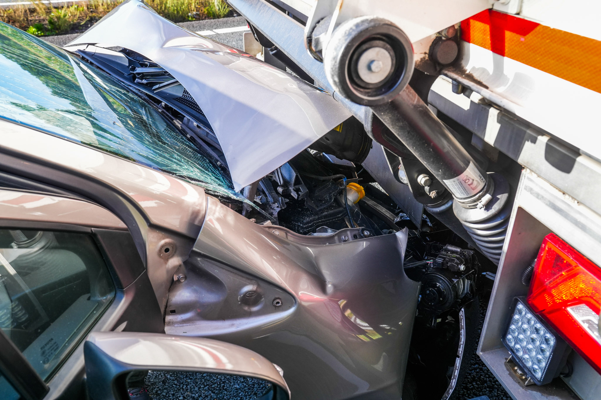 Auto belandt onder vrachtwagen op snelweg; rijstrook dicht en flinke vertraging