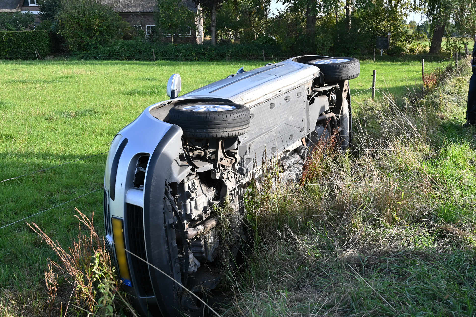 Bestuurder laat zijn auto achter na ongeluk