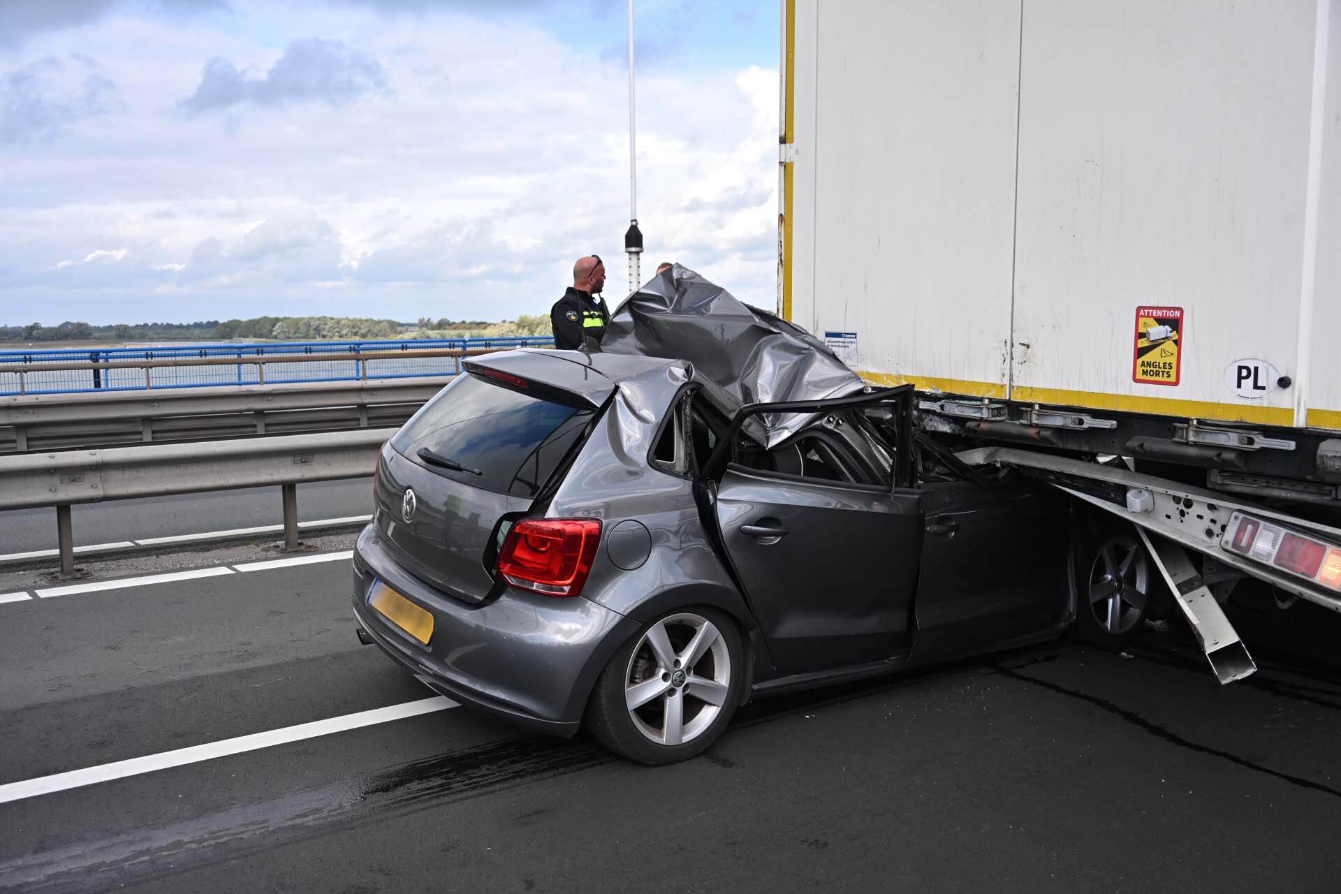 Auto onder vrachtwagen; traumahelikopter landt op snelweg
