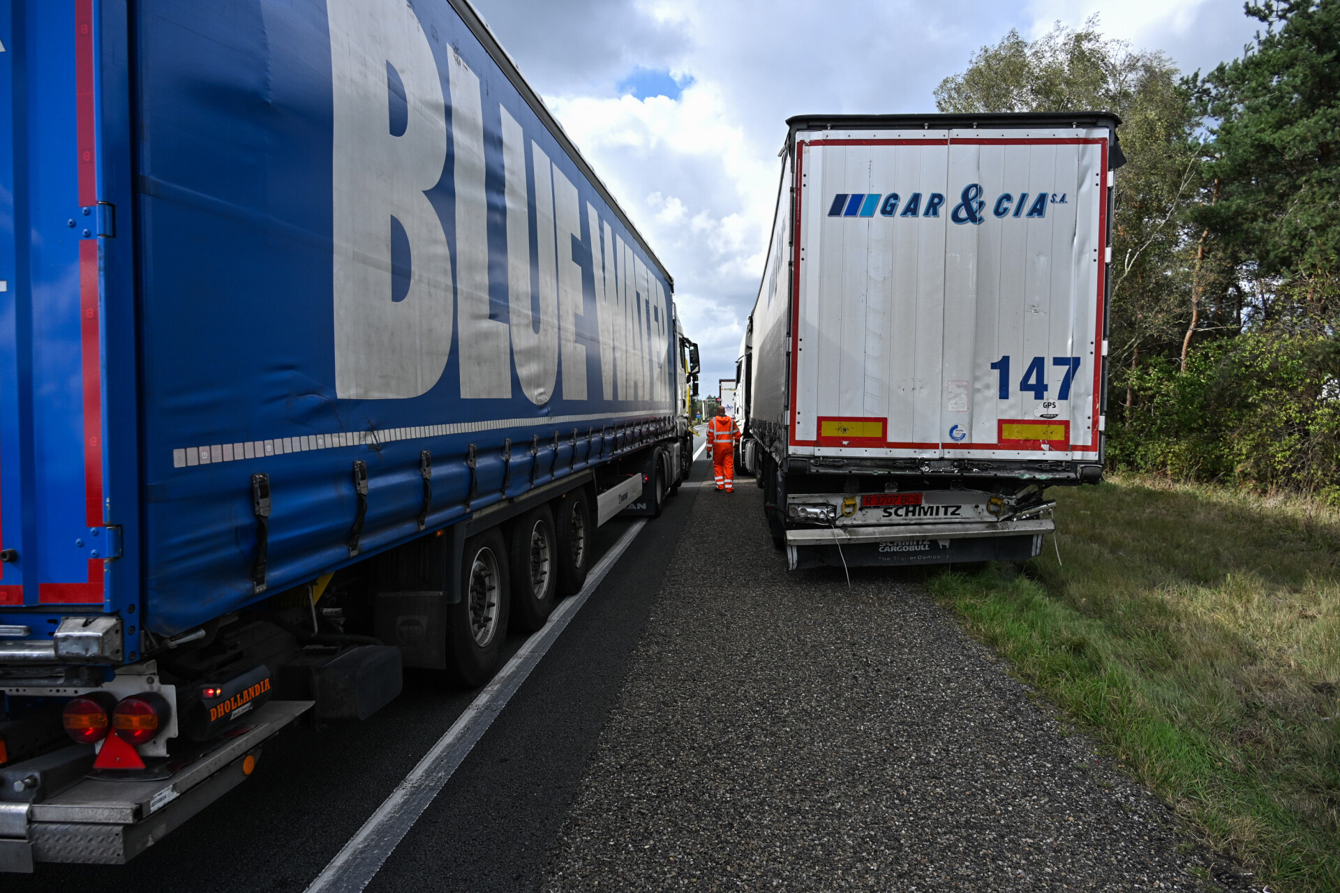 Vier vrachtwagens betrokken bij aanrijdingen: verbindingsweg dicht