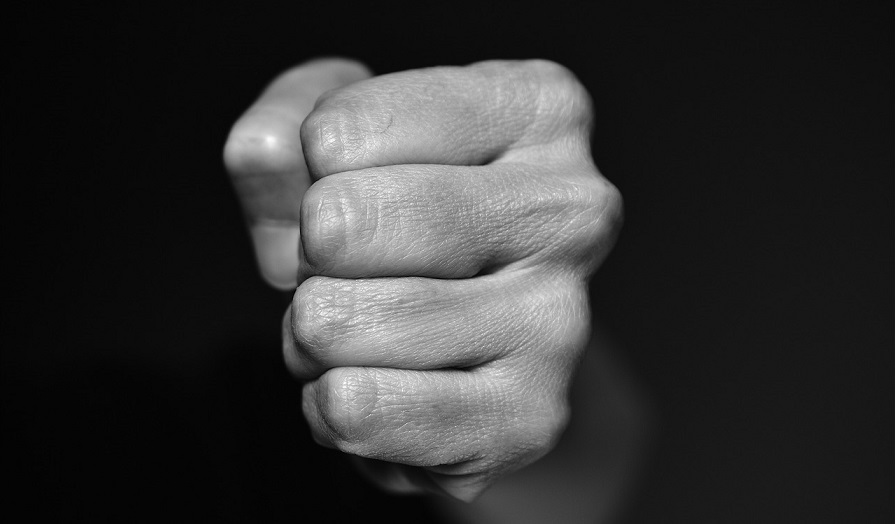 Man aangehouden voor mishandeling vrouw, is zelf ook mishandeld