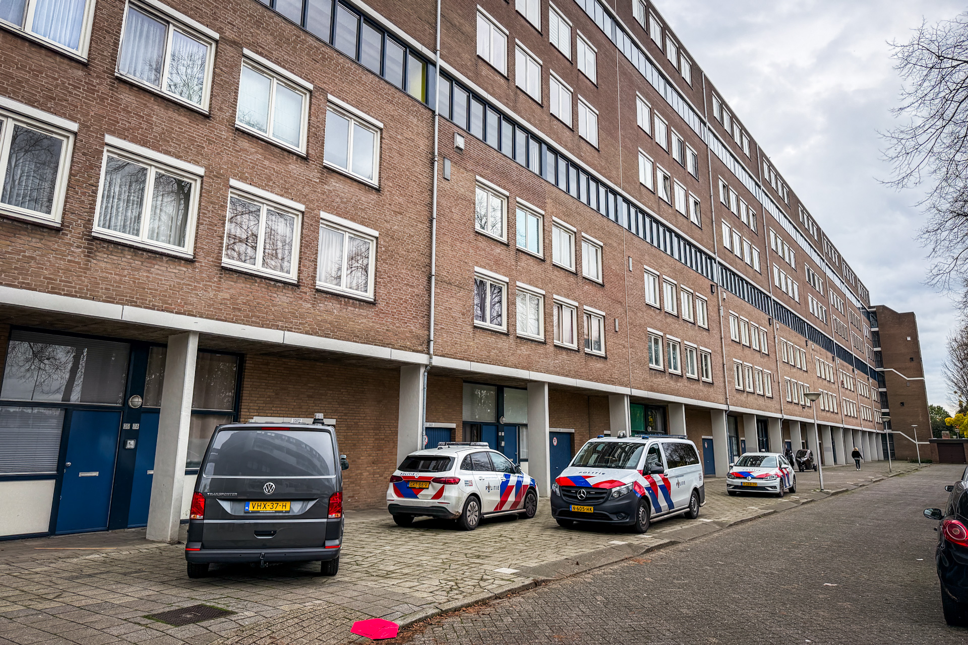 Politie valt woning binnen bij uithuiszetting, onderzoek naar wapens en munitie