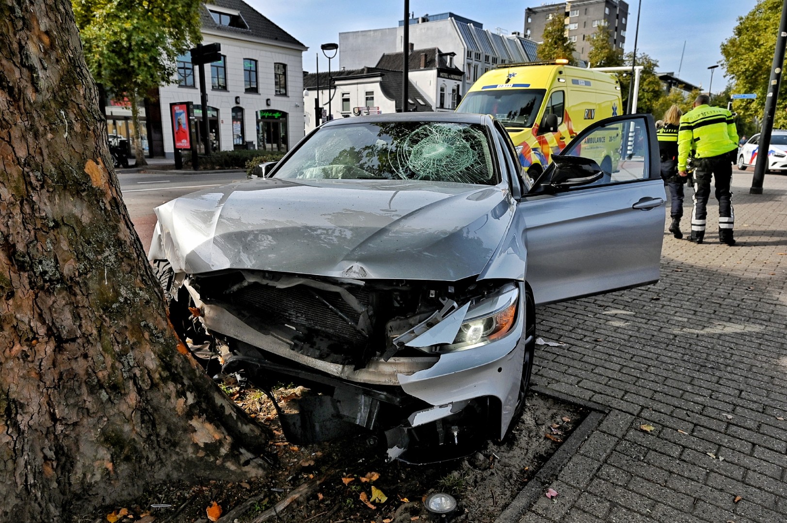 Bijrijder grijpt in bij onwel geworden bestuurder, auto botst op boom