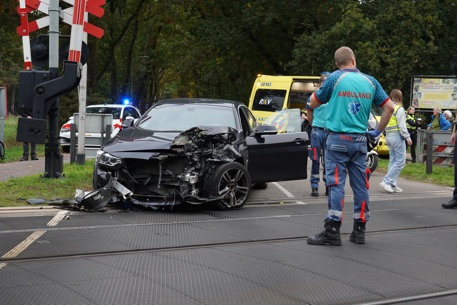Trein botst op auto, automobilist gewond