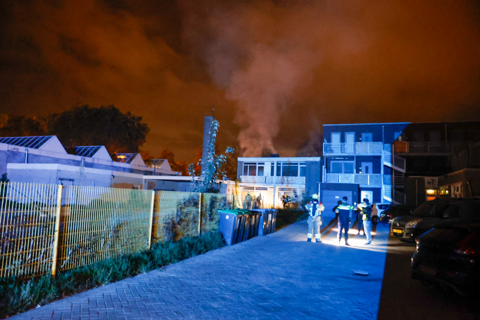 Brand in slooppand, appartementen uit voorzorg ontruimd