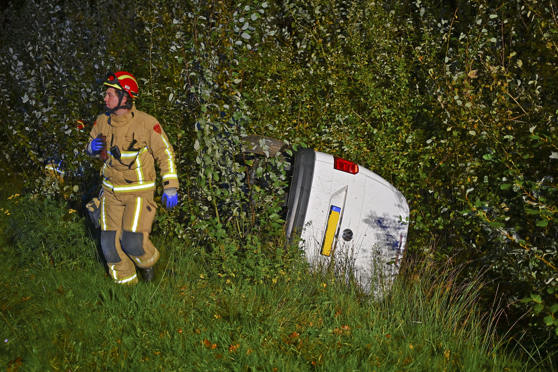 Auto crasht op N69, bestuurder mogelijk onder invloed