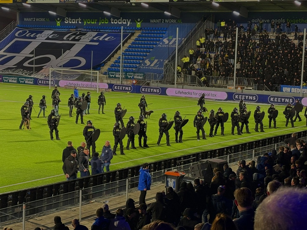 ME moet supporters van veld verwijderen tijdens wedstrijd FC Den Bosch en ADO Den Haag