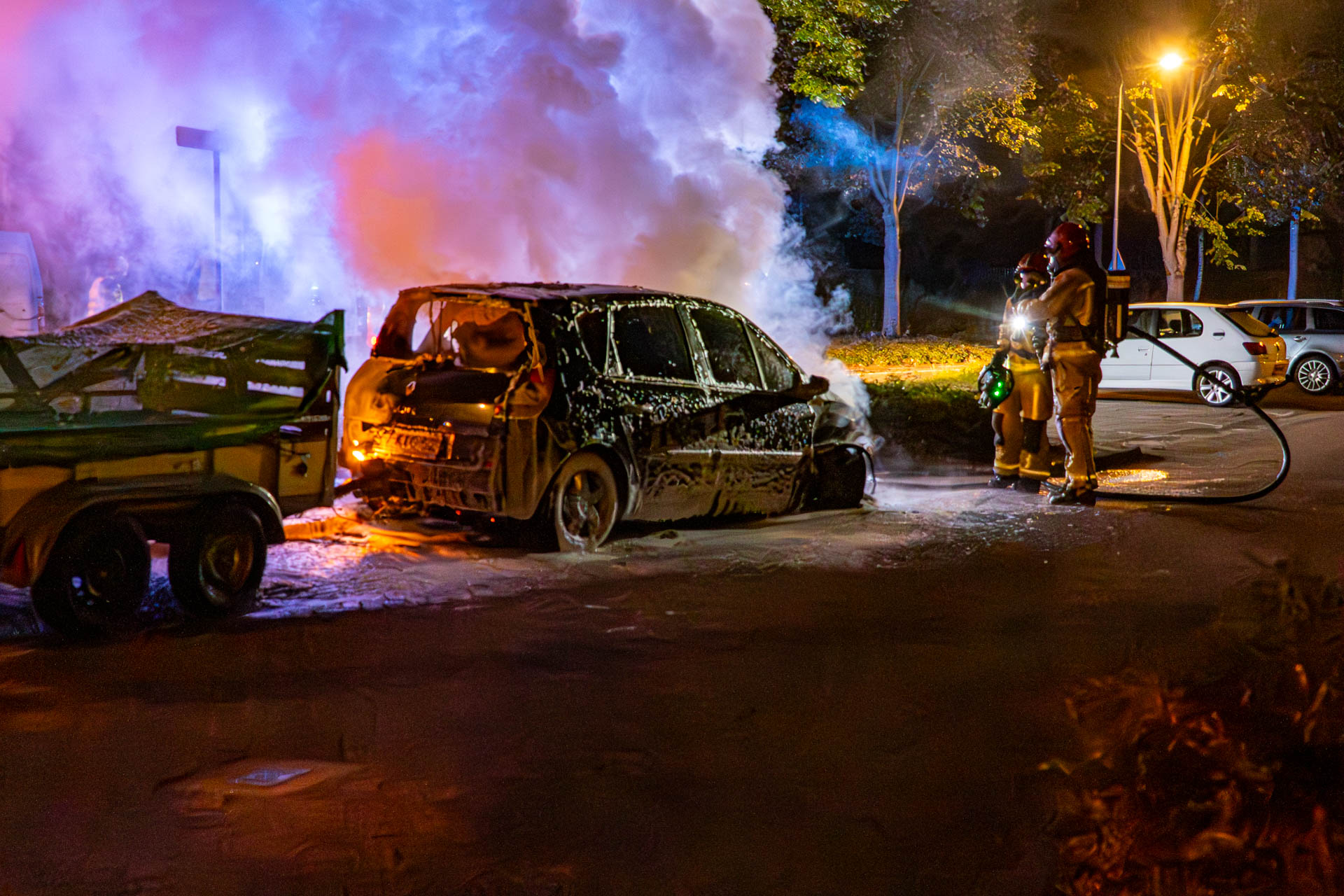 Auto uitgebrand, aanhanger bespaard gebleven