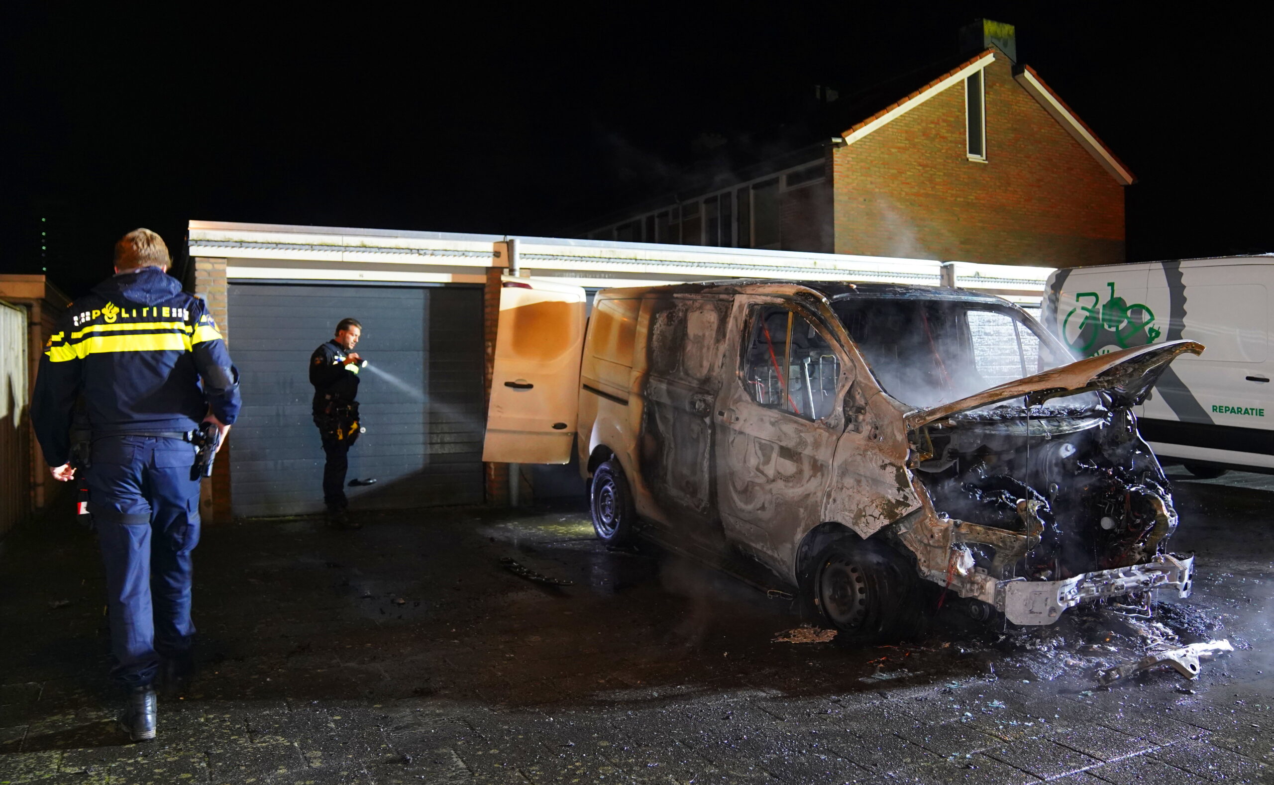 Bestelbus van klusbedrijf door brand verwoest