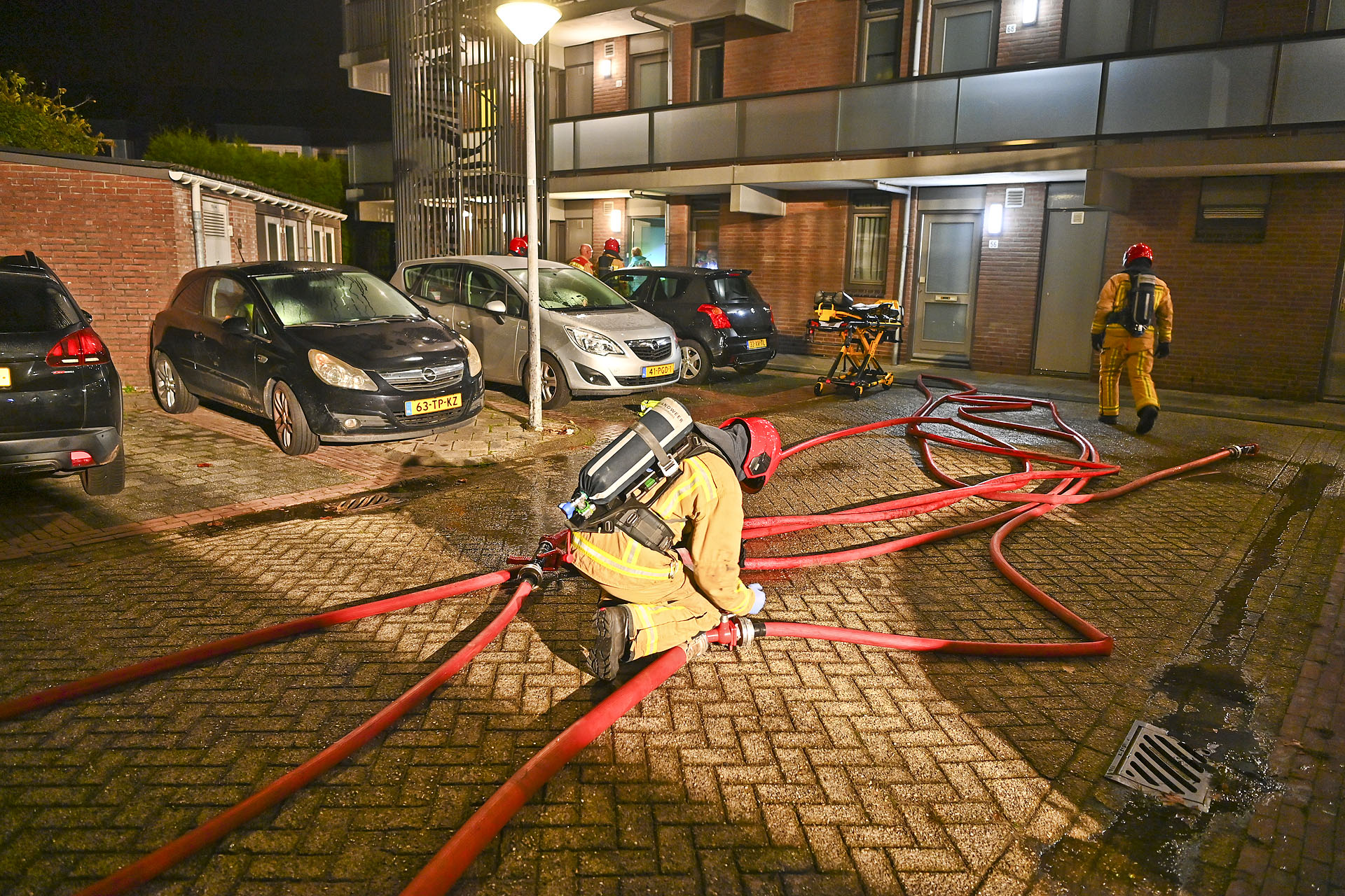 Verwarde vrouw draait gaskraan open, flat ontruimd