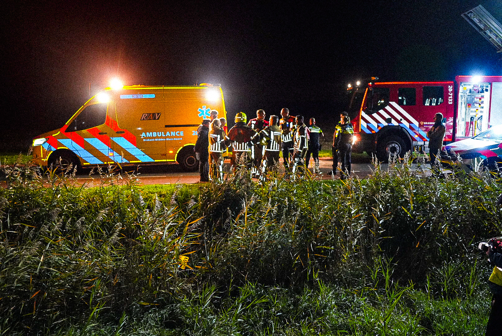 Motorrijder rijdt rechtdoor in bocht en belandt in sloot