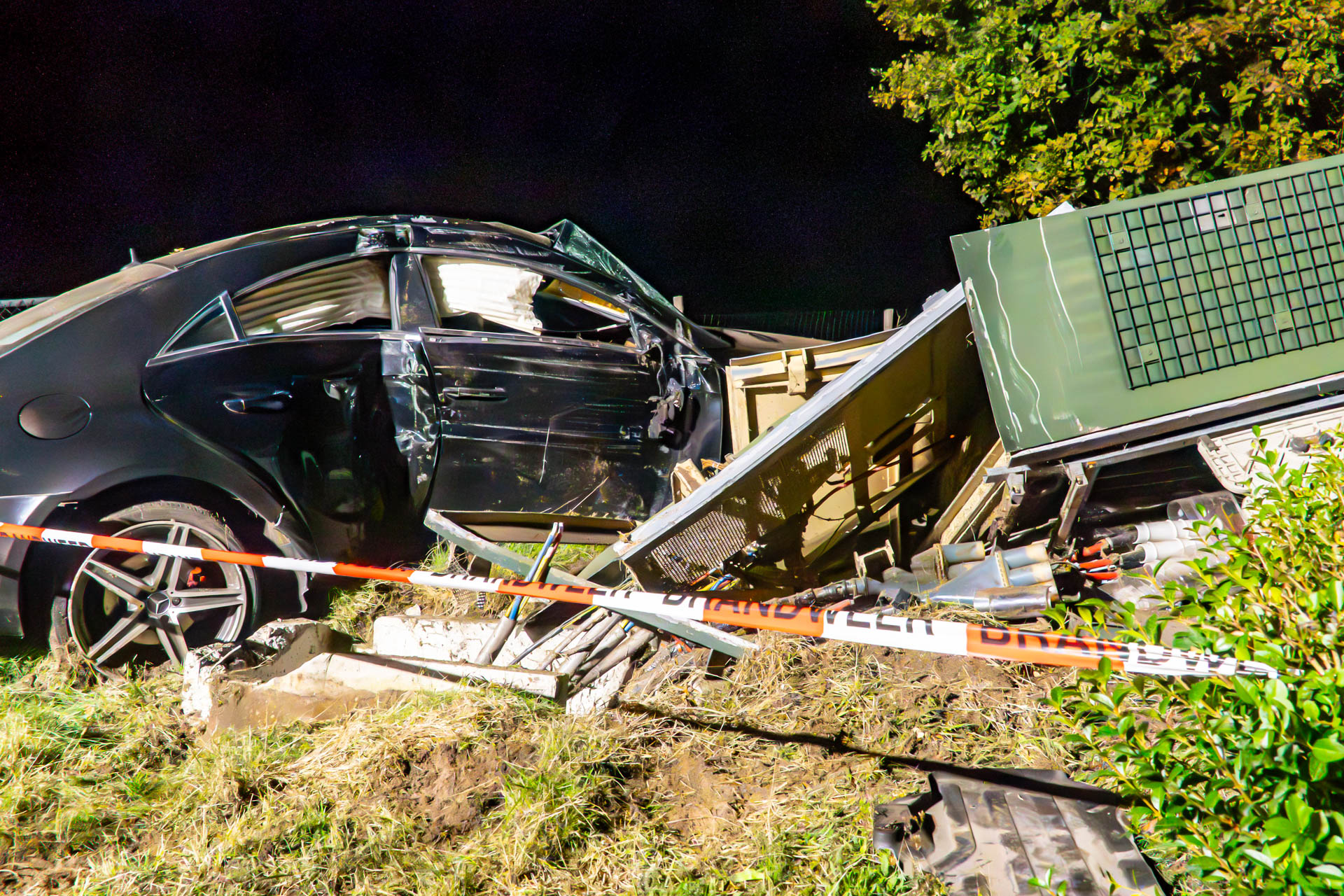 Auto crasht tegen elektriciteitskast, wijk zonder stroom