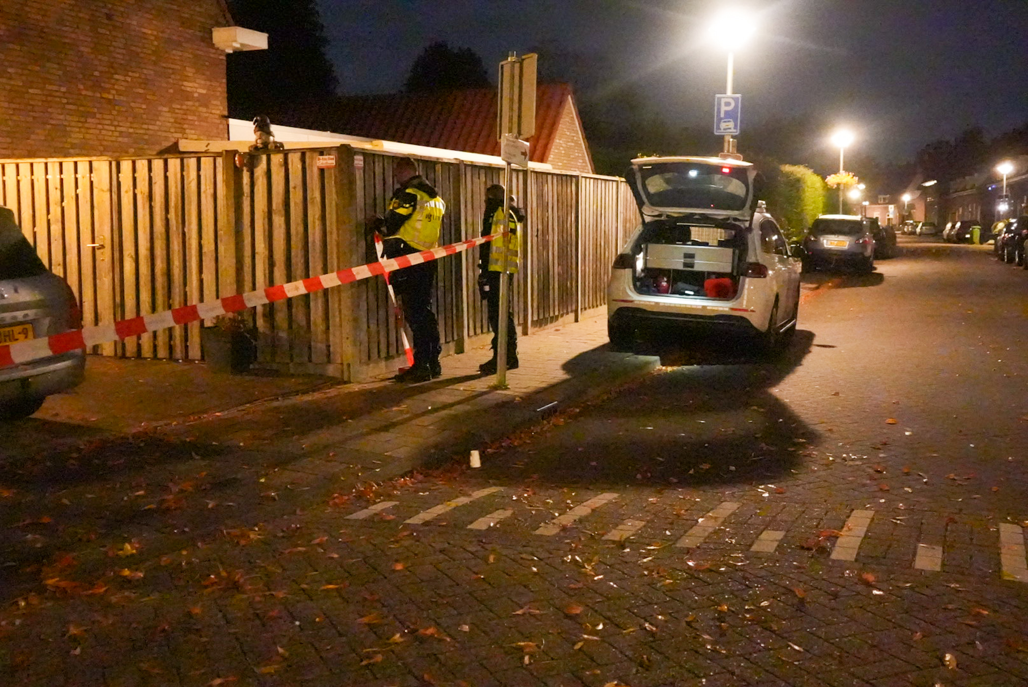 Woning beschoten: meerdere gaten in ruit