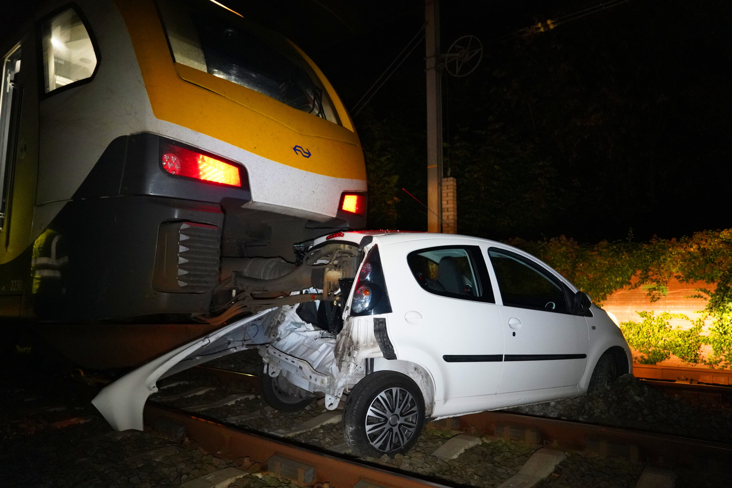 Trein ramt auto op spoorwegovergang