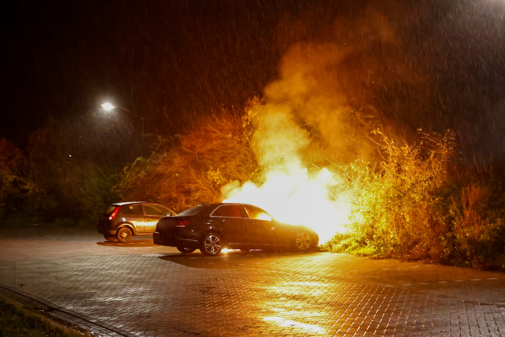 Auto volledig uitgebrand op carpoolplaats